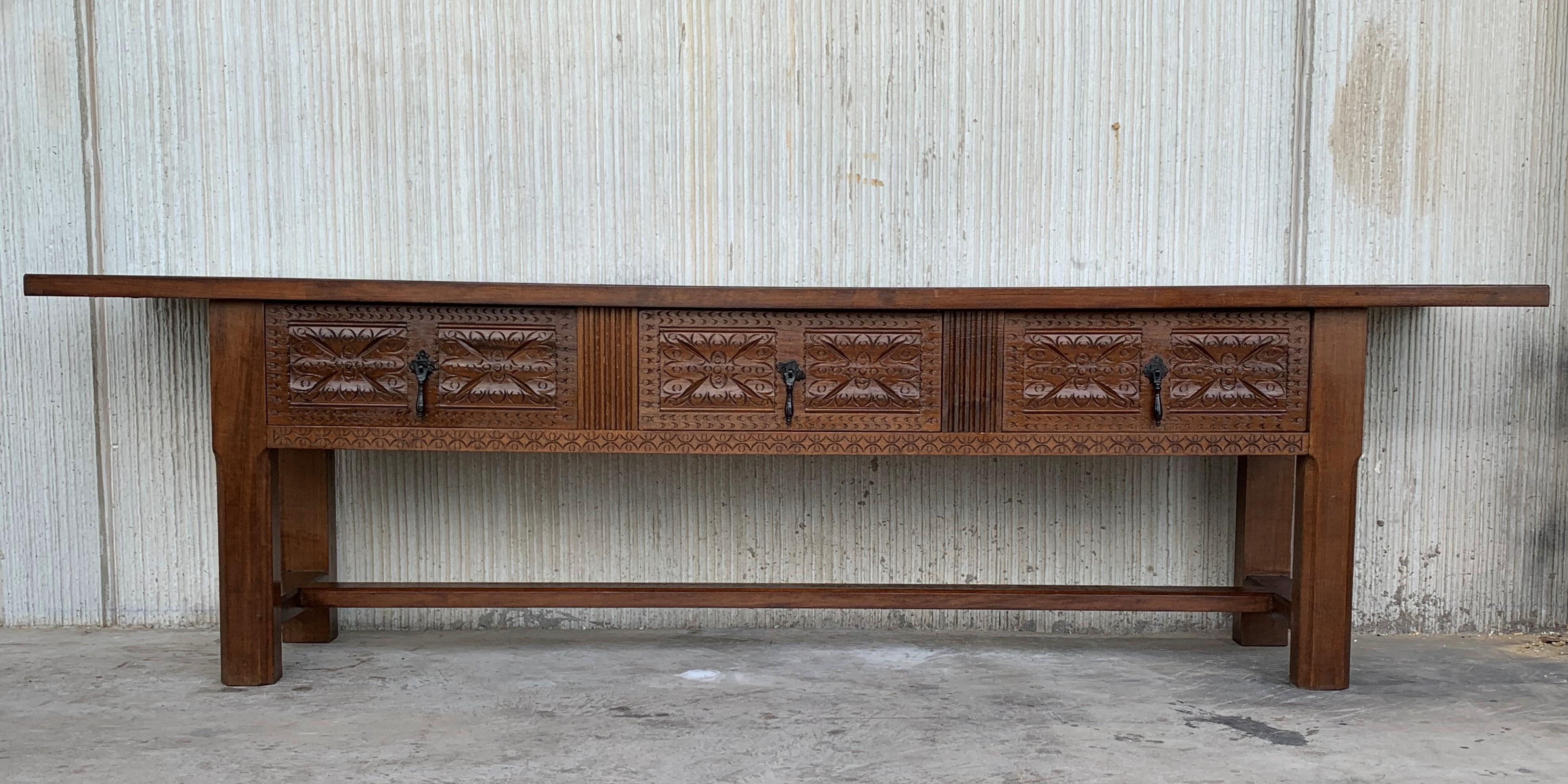 20th century Spanish Baroque carved walnut refectory table with three carved drawers.
Solid wood and beautiful legs.
One piece top.
Original iron hardware.
We adcquired this items in Segovia, Spain

Completely restored.