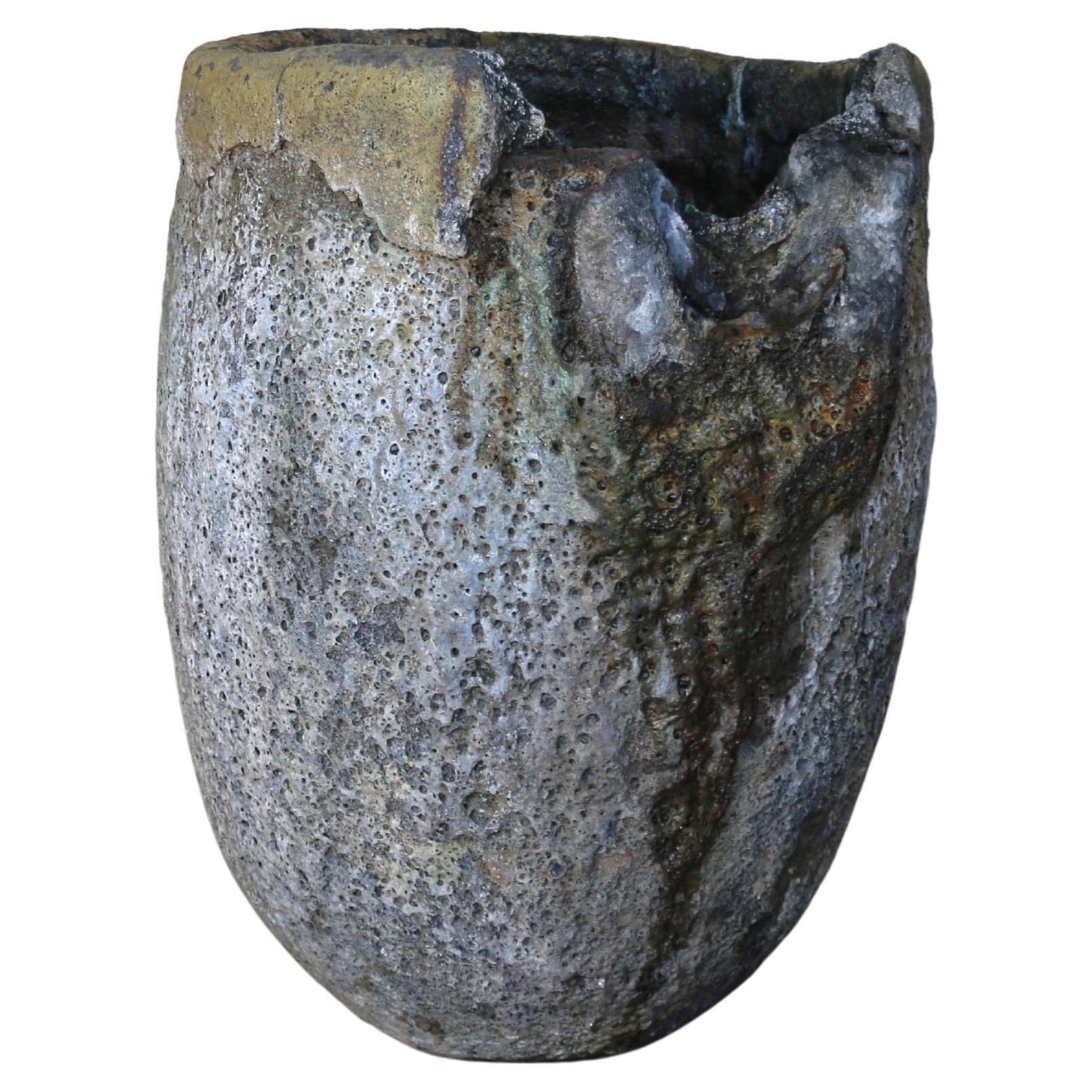 Crogiolo da fonderia d
epoca di grandi dimensioni del 20° secolo - forma di pietra lavica naturale