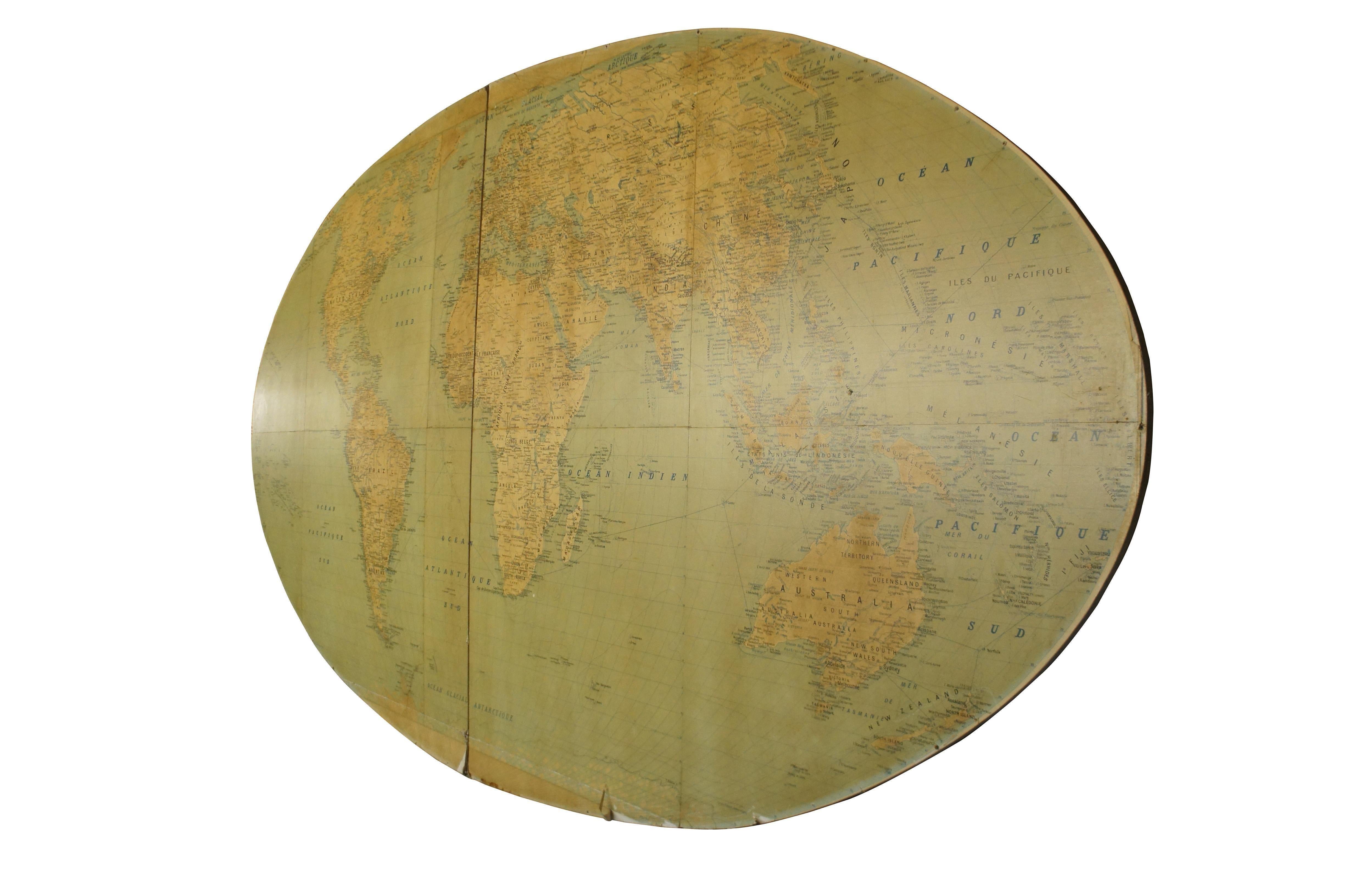 Monumentale carte scolaire ovale du monde / globe mural de la seconde moitié du 20e siècle.  Sculpture en deux parties fabriquée à partir de bois lourd et de panneaux métalliques.  Peut être utilisé le long d'un mur ou même reconverti avec deux