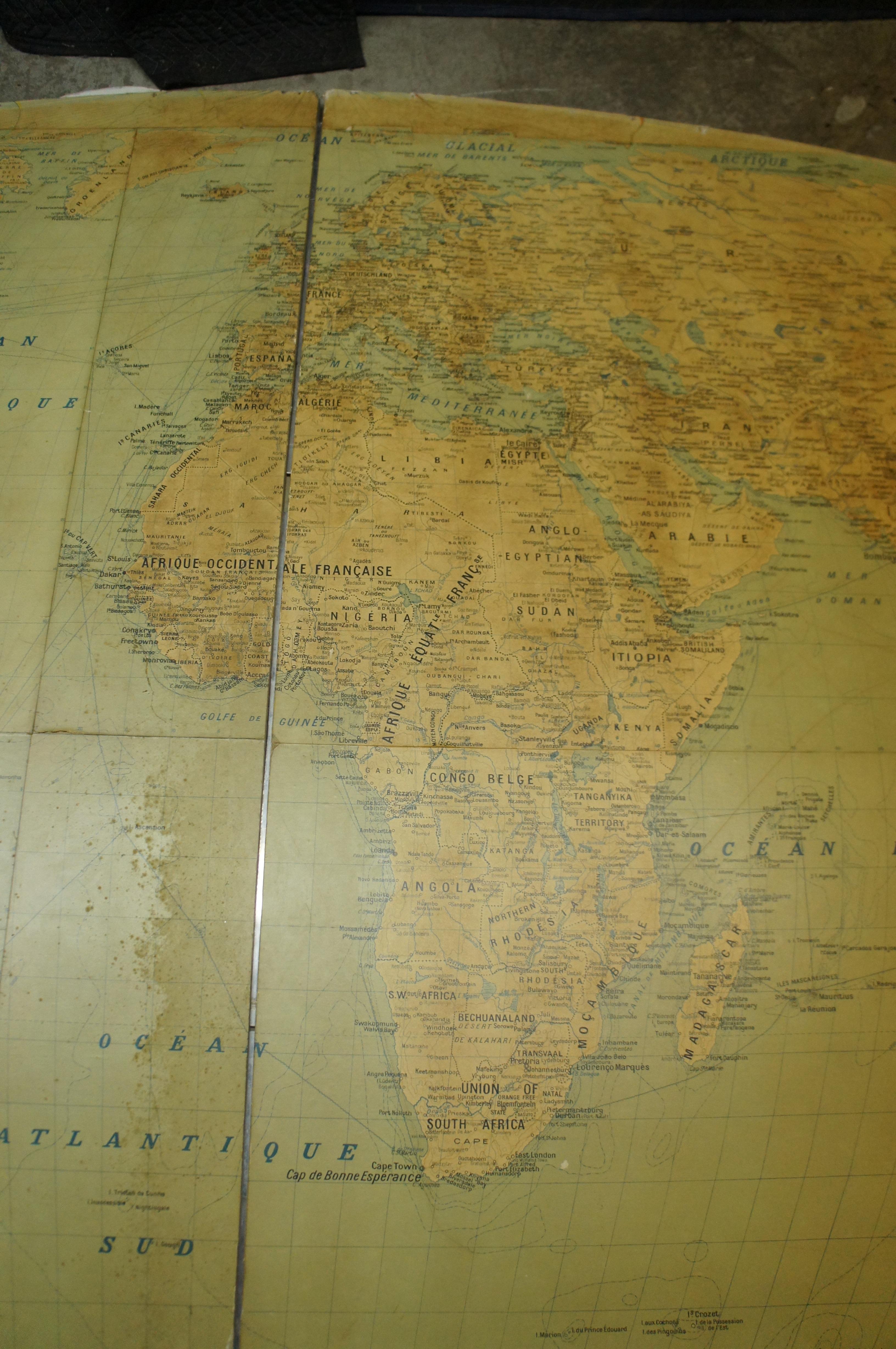 Métal Grande carte murale ovale du monde entier du 20e siècle 13' en vente