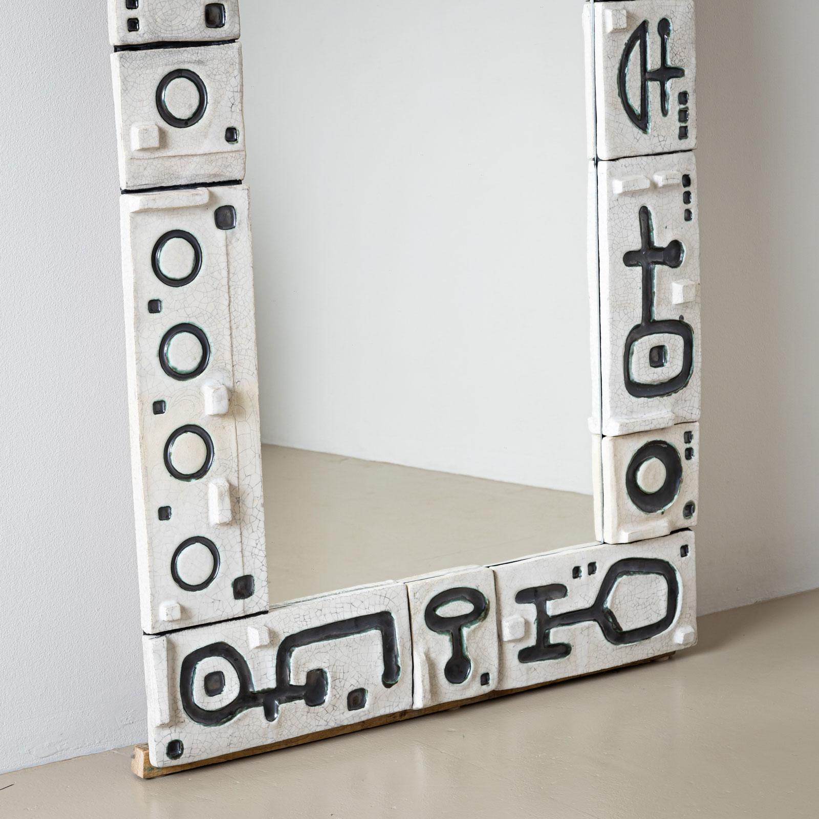 Grande specchio da parete del XX secolo con piastrelle in ceramica, probabilmente in Francia. In condizioni buone in vendita a New York, NY