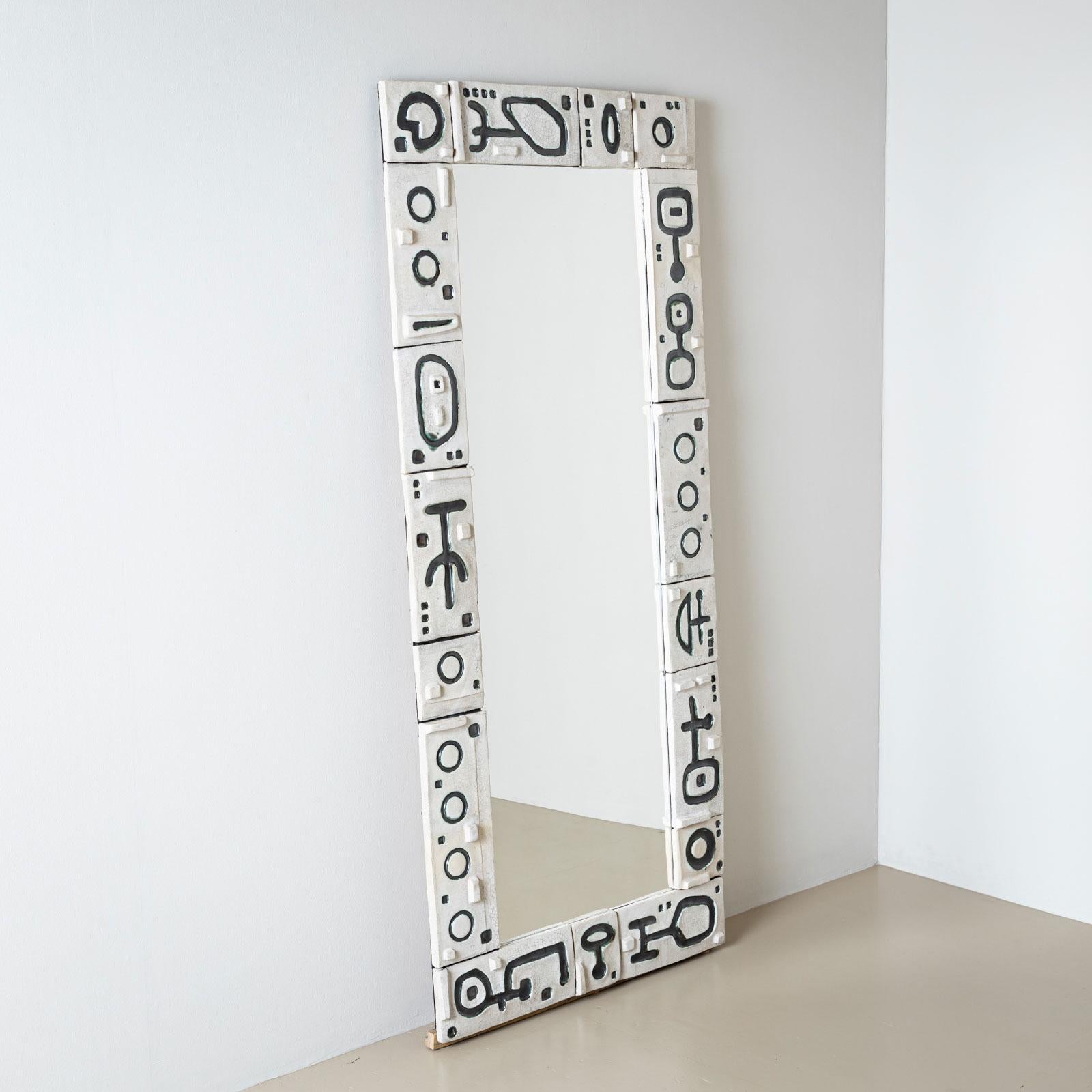 Ceramica Grande specchio da parete del XX secolo con piastrelle in ceramica, probabilmente in Francia. in vendita