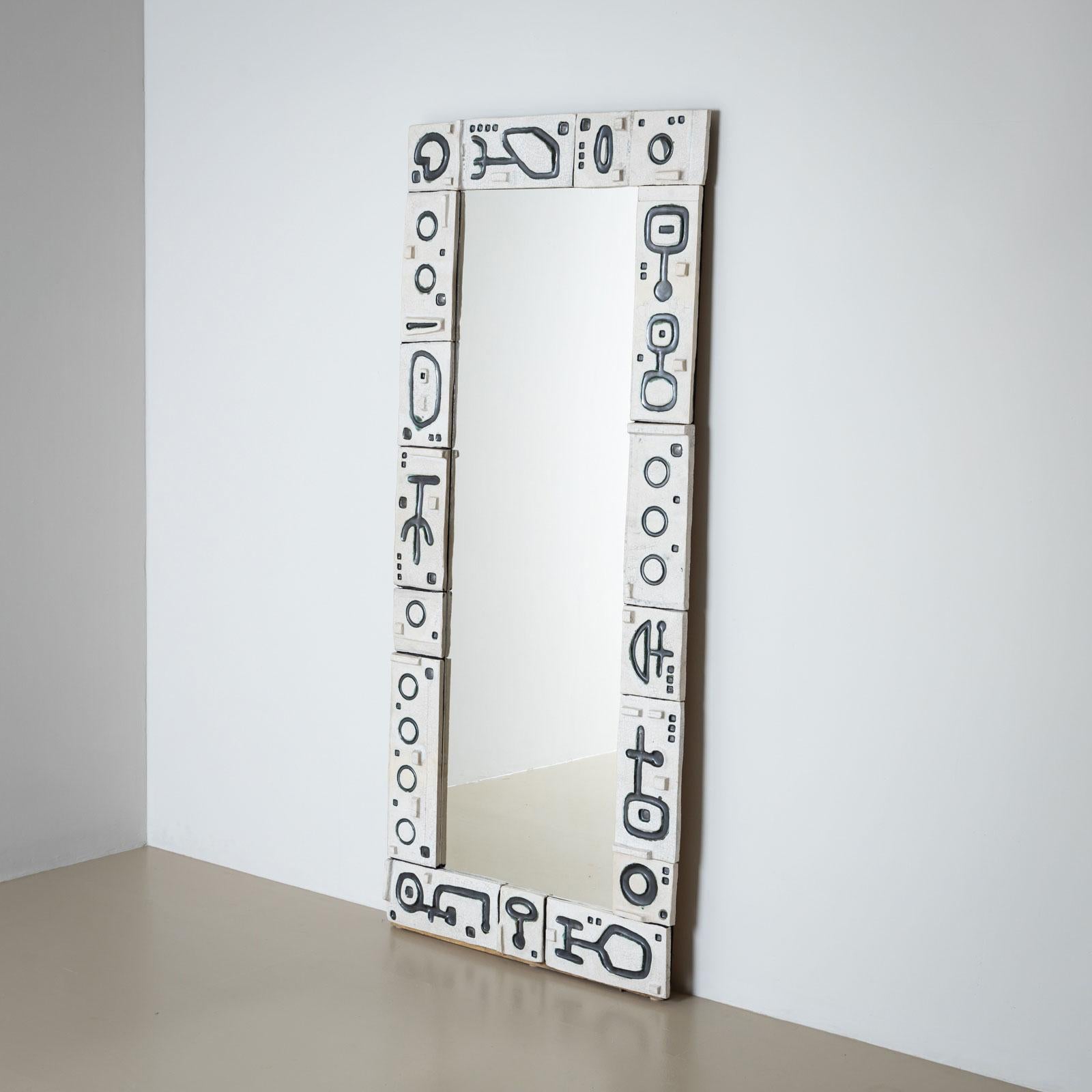 Grande specchio da parete del XX secolo con piastrelle in ceramica, probabilmente in Francia. in vendita 1