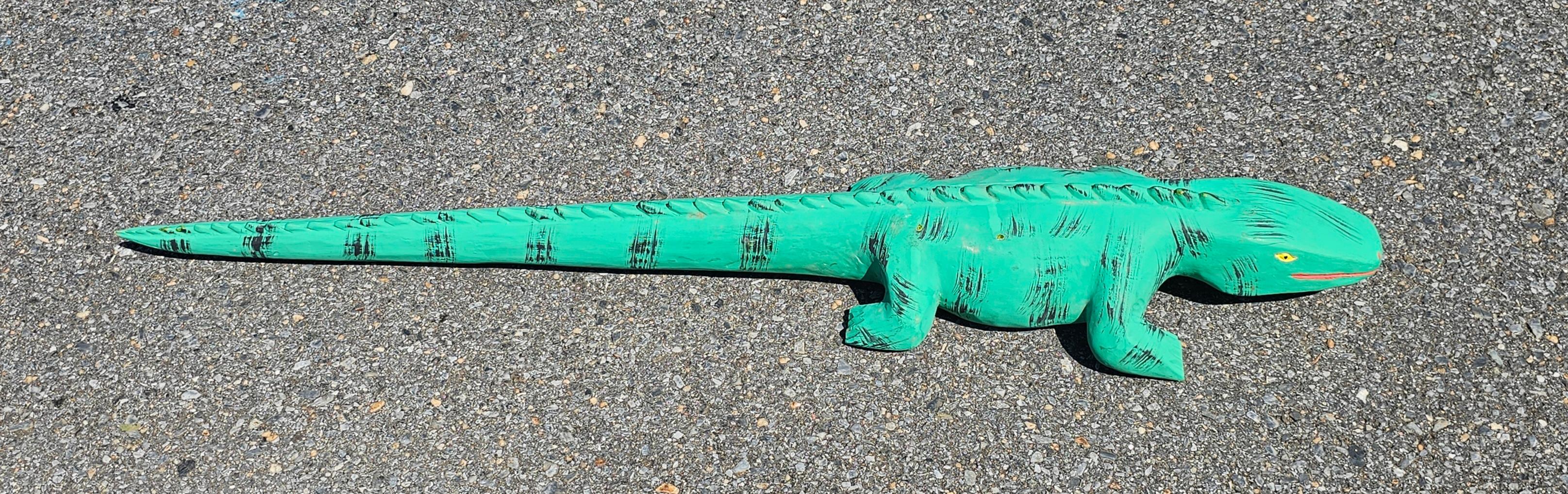 Inconnu Grande sculpture en bois peinte du 20e siècle représentant un Chameleon en vente