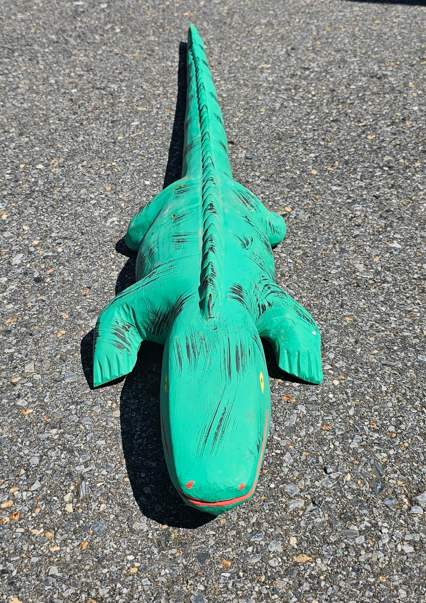 Tacheté Grande sculpture en bois peinte du 20e siècle représentant un Chameleon en vente