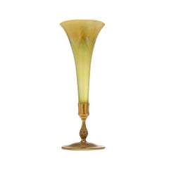 A.C.L.C.. Vase trompette en verre Favrile et bronze doré de Tiffany, n° 1043