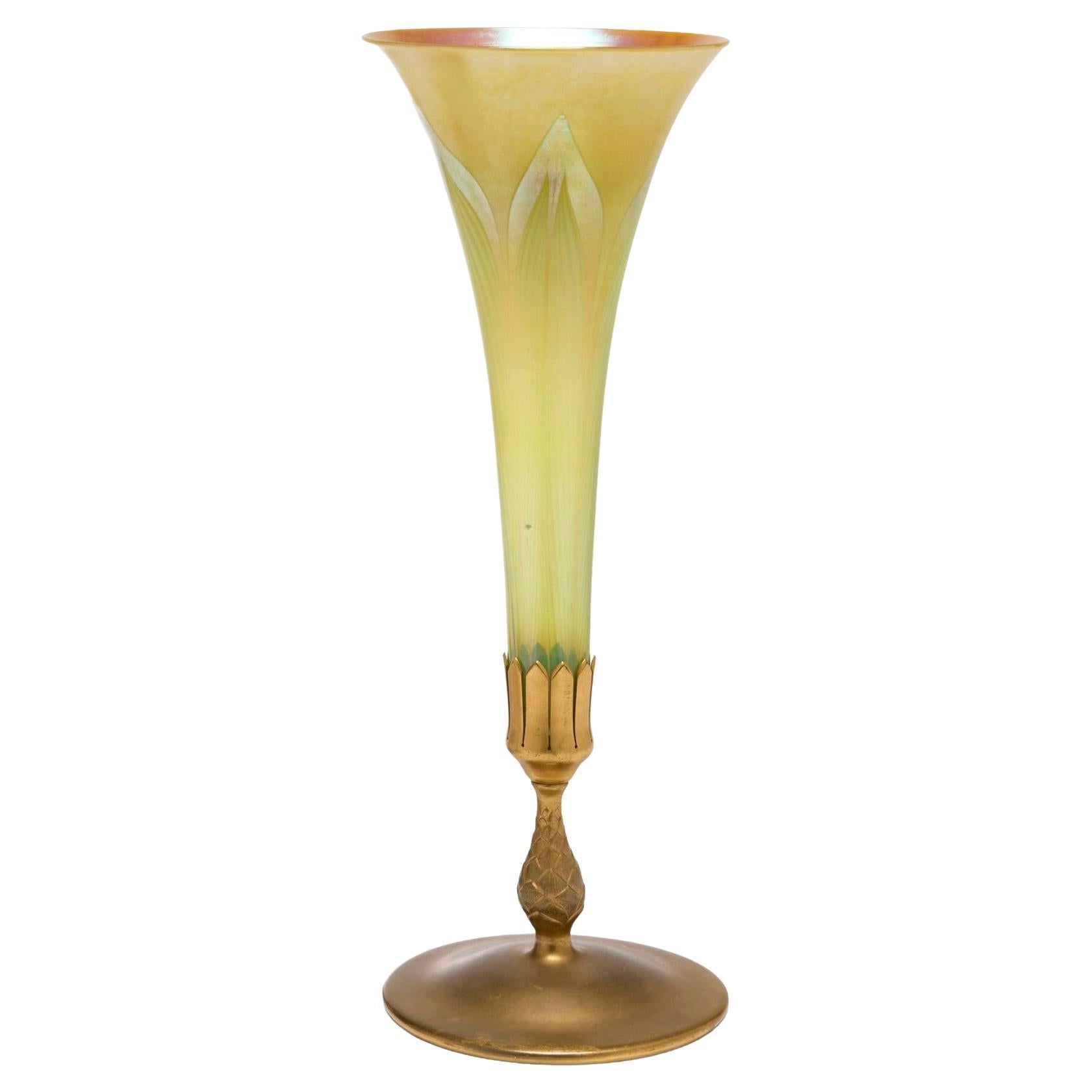 20th Century L.C. Vaso a tromba in vetro Favrile e bronzo dorato Tiffany, n. 1043