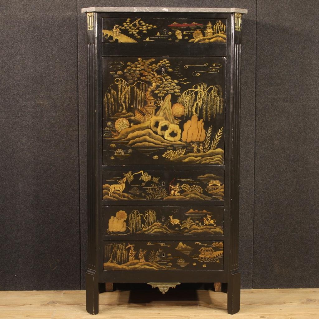 French secrétaire from the early 20th century. Furniture in chinoiserie lacquered wood with oriental style views and high quality characters. Secrétaire adorned with gilded and chiseled bronze and original marble top (see photo) with a small
