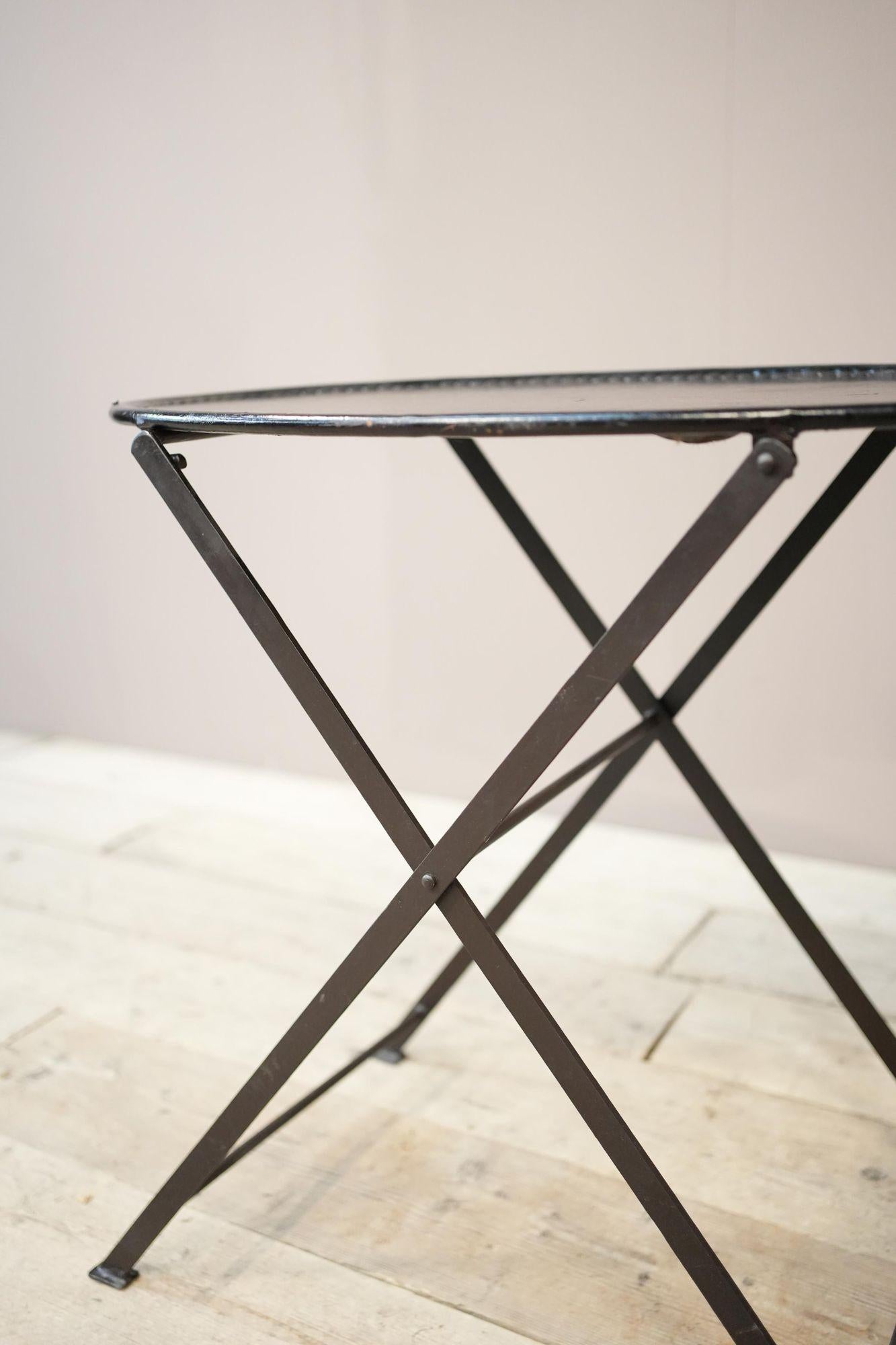 20th century leather and metal folding drinks table In Excellent Condition For Sale In Malton, GB