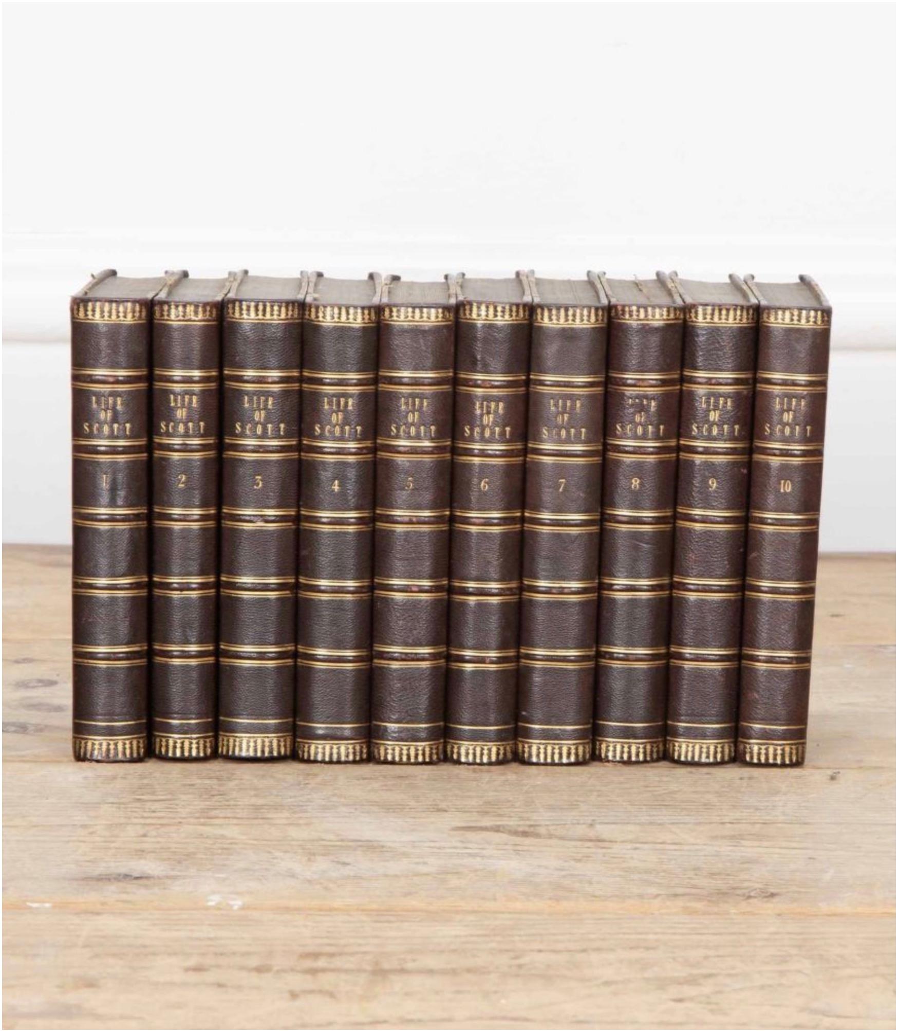 Un ensemble de dix livres anglais reliés en cuir ; LIFE of SCOTT. 
En très bel état d'origine, avec des reliures dorées de très bonne qualité. Vers les années 1900.
