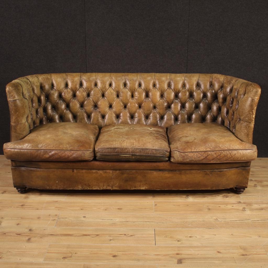 English three-seater sofa from the first half of the 20th century. Furniture covered in leather of great size and impact with high quality tufted backrest. Sofa complete with three original cushions with various signs of wear, small tears and a