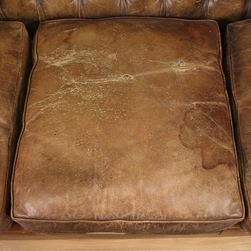 20th Century Leather English Chesterfield Sofa Couch, 1920 In Fair Condition In Vicoforte, Piedmont