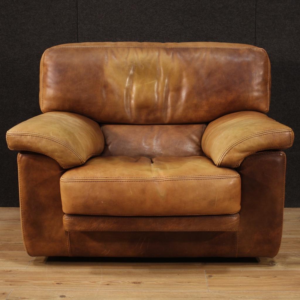 French armchair from the 70s / 80s. Furniture covered in leather in a beautiful patina with various signs of wear. Fabulously furnished armchair ideal to be placed in a living room or studio, very comfortable, seat height of 42 cm. Furniture with