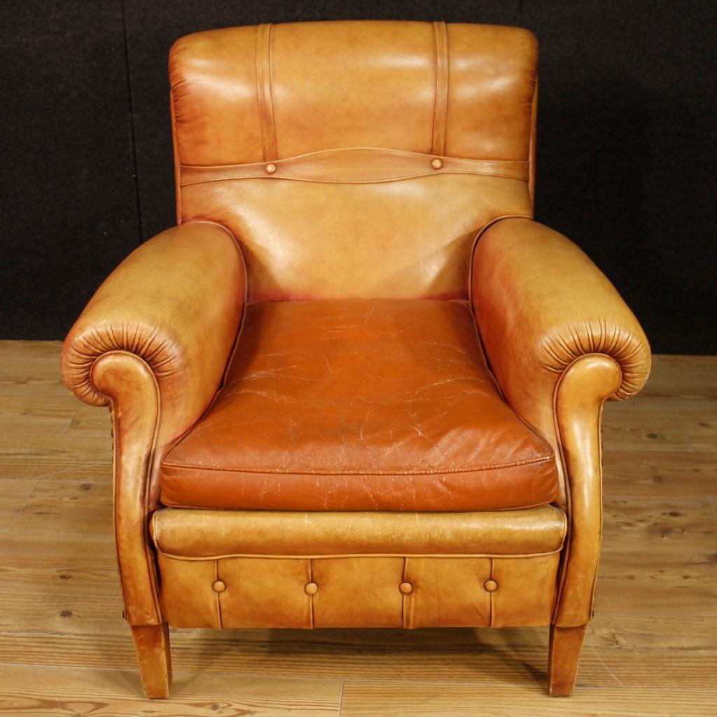 Mid-20th century Italian armchair. Leather furniture of Frau production of beautiful line and pleasant decor. Armchair of good comfort, complete with cushion, ideal to be placed in a salon or studio but it can be easily positioned in different
