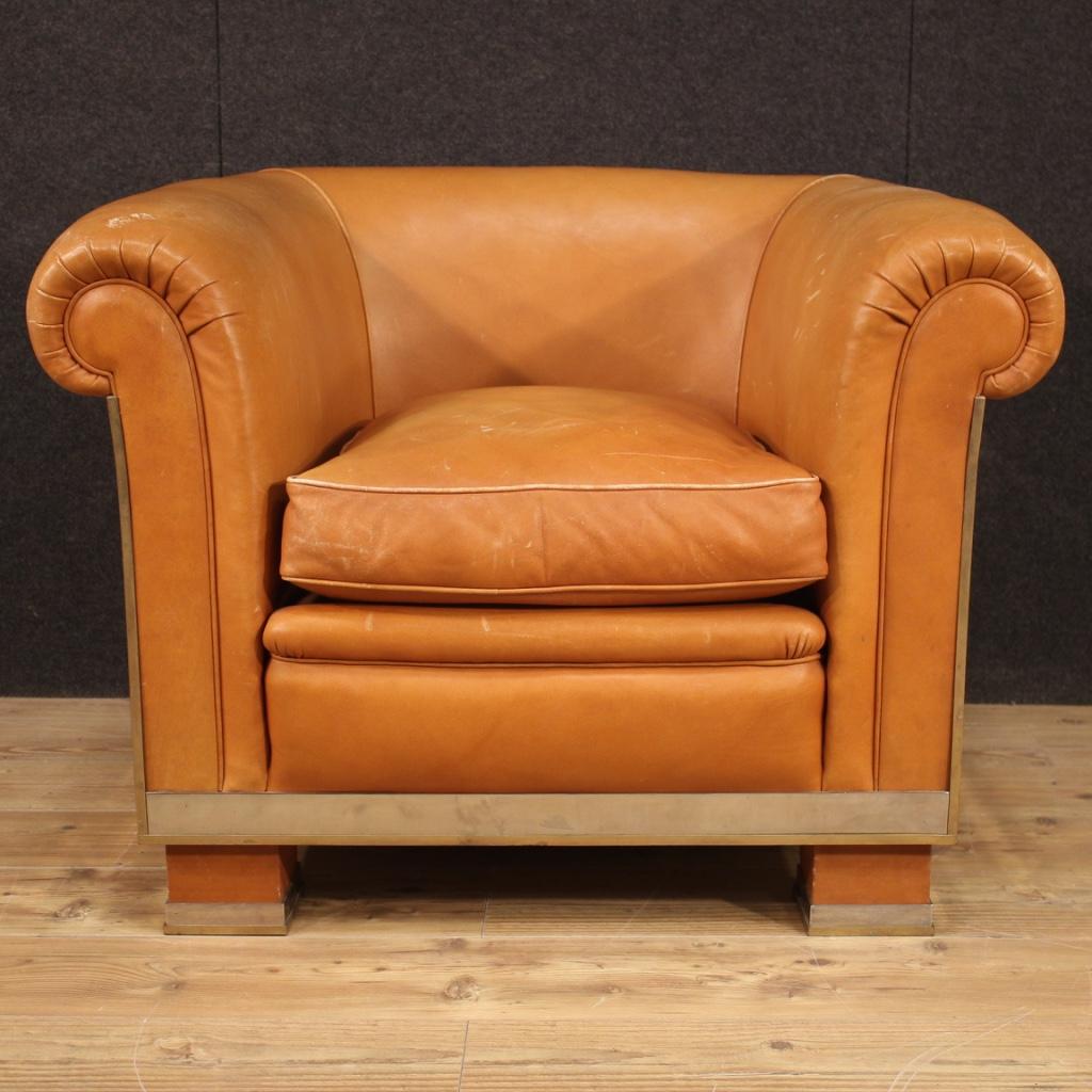 Italian design leather armchair from the 1970s-1980s. Furniture of fabulous line and pleasant decor adorned with chromed steel and brass. Armchair finished from the center of excellent comfort that has some signs of wear on the leather that give it