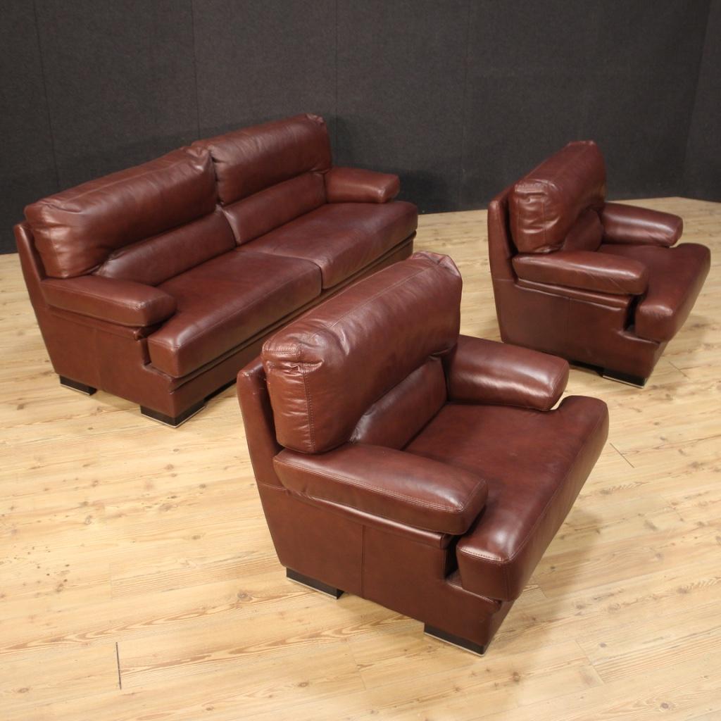 Canapé italien des années 80. Meubles recouverts de cuir de belle ligne et décor agréable. Canapé de grande taille et d'un excellent confort avec une hauteur d'assise de 47 cm. Meuble faisant partie d'un ensemble complet de deux fauteuils (voir