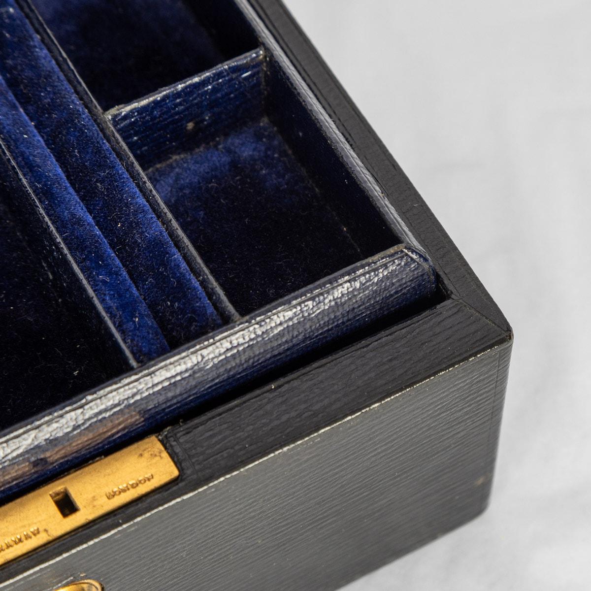 Boîte à bijoux en cuir du XXe siècle, c.C.1920 en vente 6