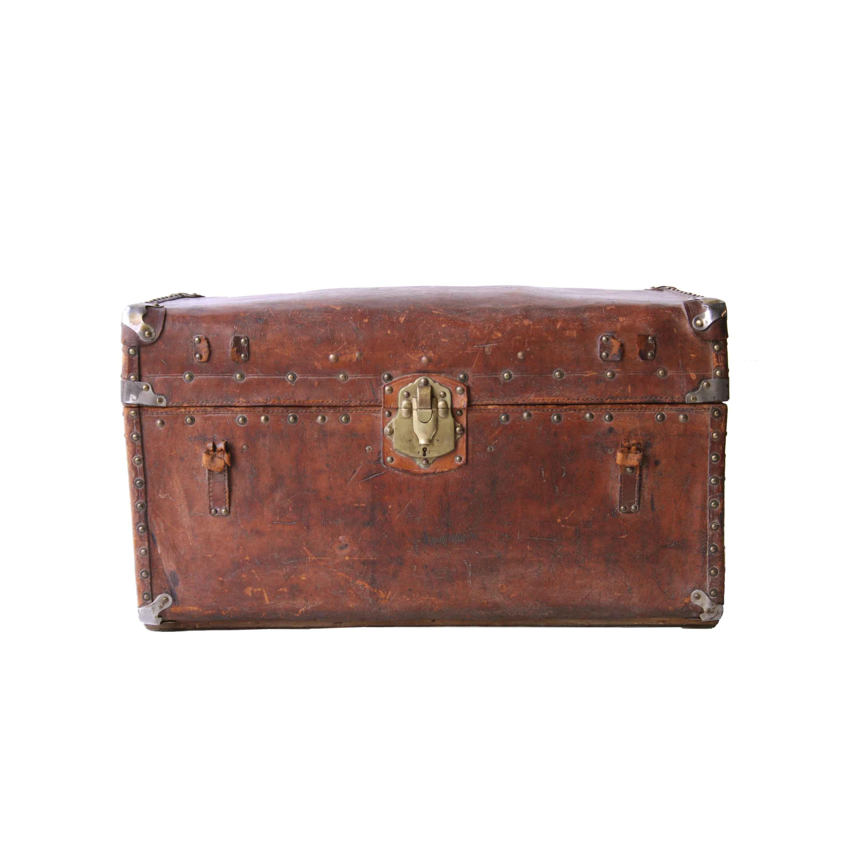 Haitian trunk made in leather and metal details.