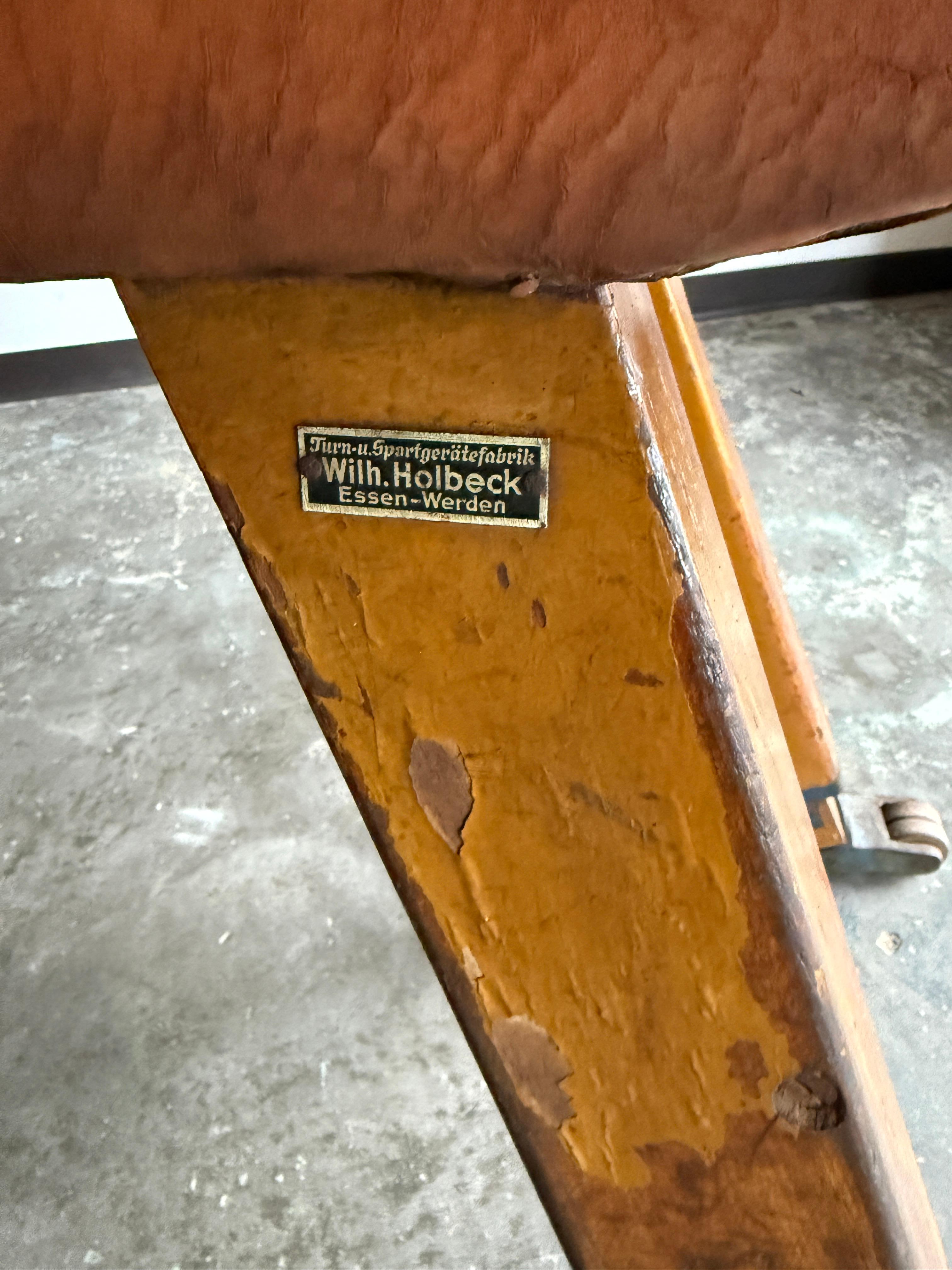 20th Century Leather Pommel Horse In Distressed Condition For Sale In Nashville, TN