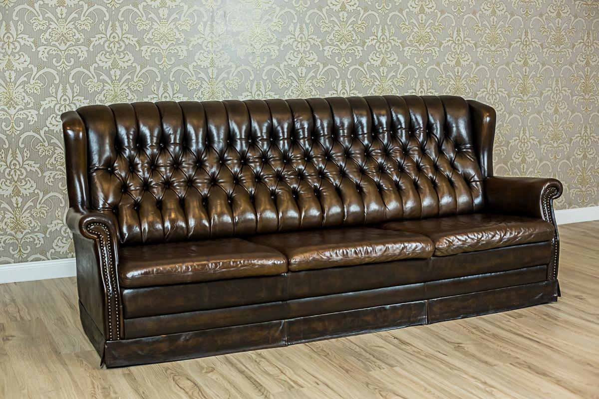 We present you this sofa for 3 people, covered in a natural leather in the color of bronze.
This piece of furniture is from the 70s, stylized as antique.
The rails of the armrests are finished with metal brads.

Presented sofa is in good