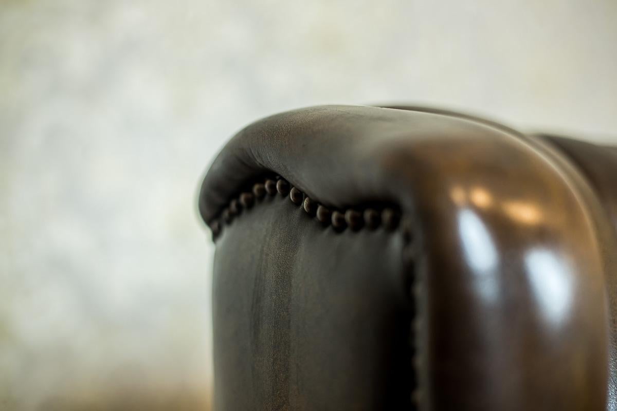 Sofá acolchado de cuero del siglo XX estilo Chesterfield Cuero en venta