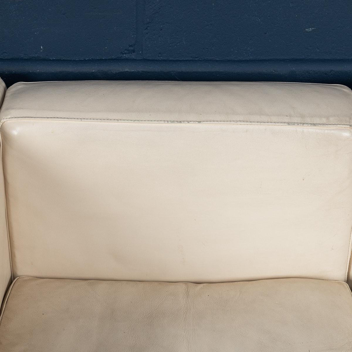 20th Century Leather Sofa In The Manner Of Le Corbusier, Italy c.1980 For Sale 7