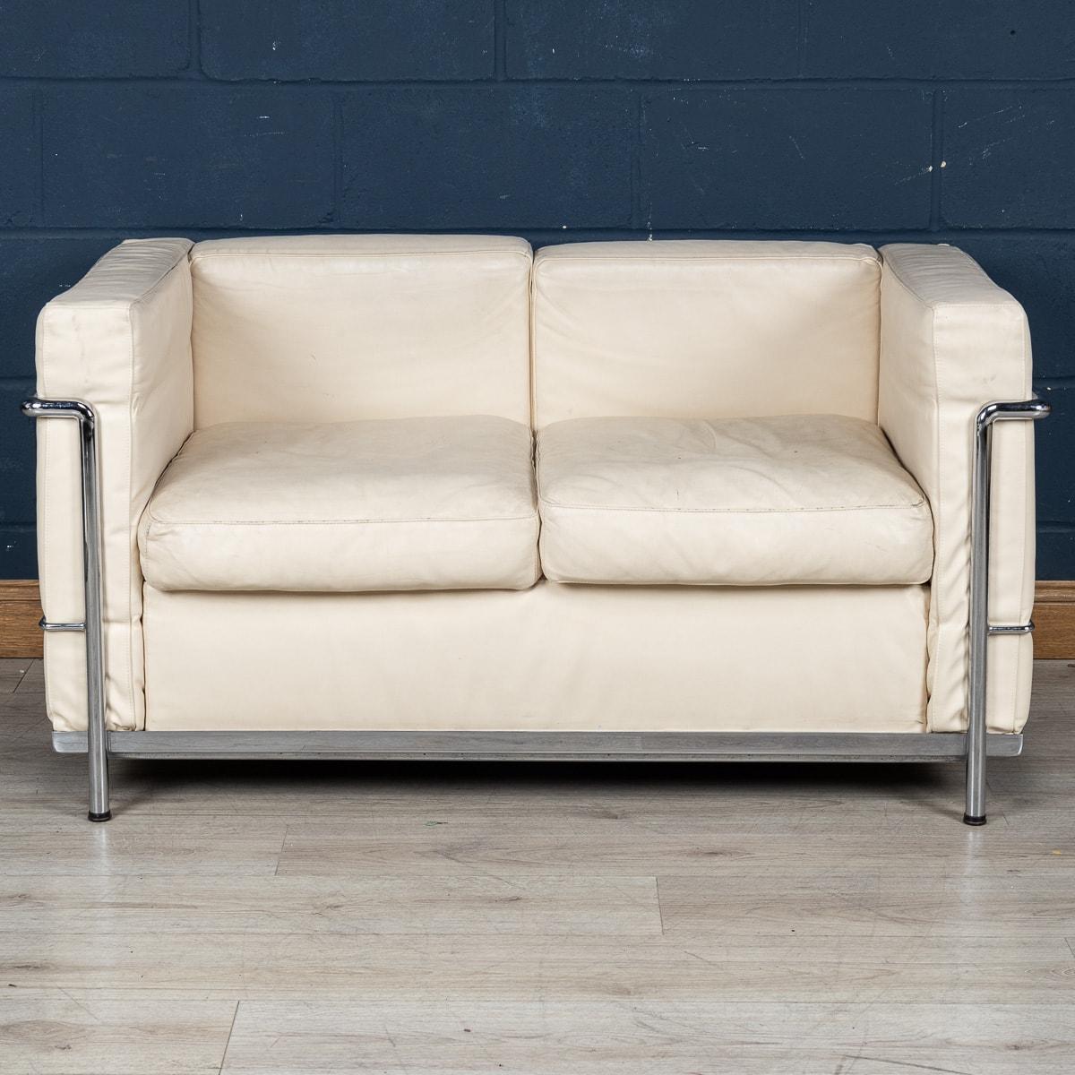 Un canapé en cuir blanc à la manière du canapé LC2 de Le Corbusier, fabriqué en Italie dans les années 1980. Il capture l'essence de l'esthétique vintage et offre le même aspect emblématique que ses homologues. Ce canapé permet aux amateurs de