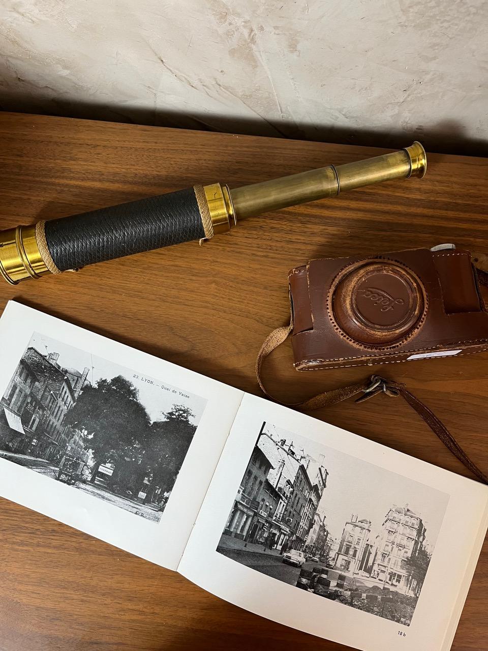Appareil photo Leica Vintage - Modèle des années 1950 avec objectif Summitar 5cm f/2

Capturez l'essence de l'âge d'or de la photographie avec cet exceptionnel appareil photo Leica, datant des années 1950. Réputée pour sa précision et son design