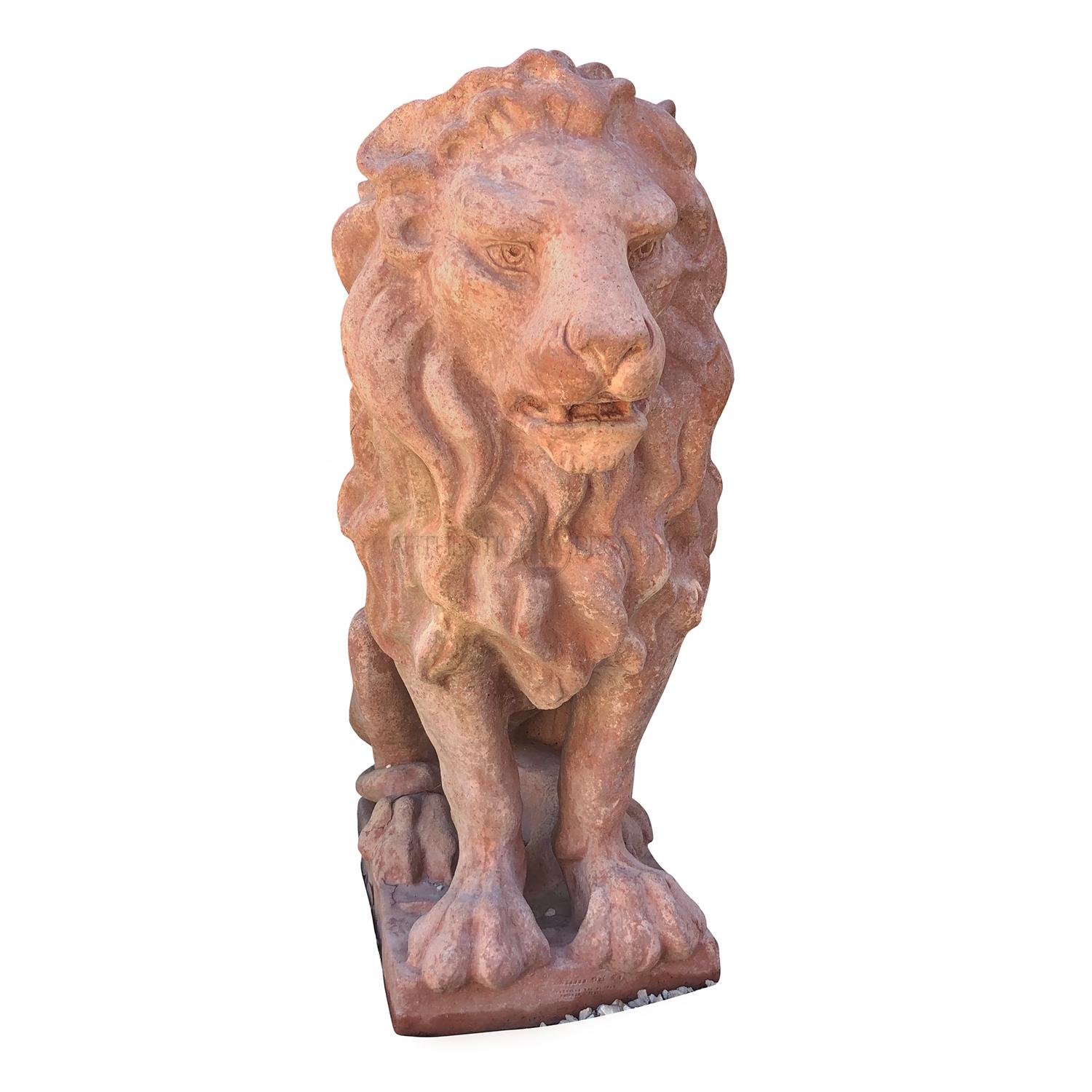 Statuette italienne classique en terre cuite toscane représentant un lion royal en position de gardien, en bon état. Usure conforme à l'âge et à l'usage, vers 1910-1920, Prov. Toscane, Italie.