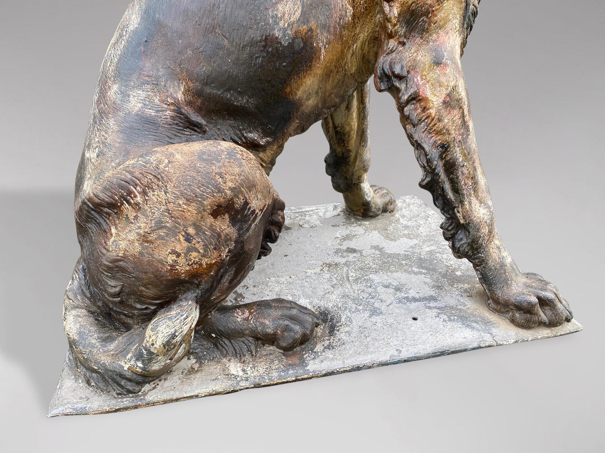 20ième siècle Statue en fonte grandeur nature d'un chien de chasse du 20e siècle en vente