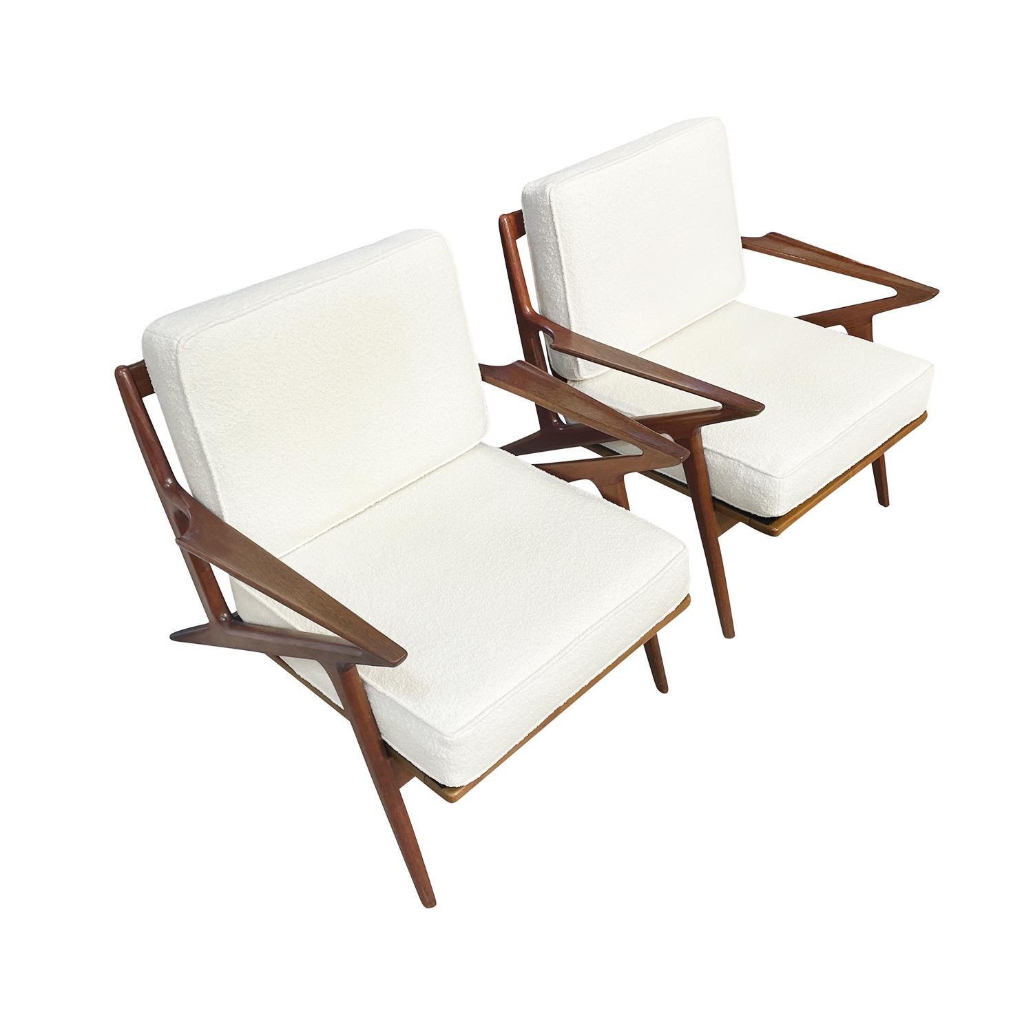 Hand-Carved 20th Century Light-Brown Danish Pair of Walnut Z Lounge Chairs by Poul Jensen For Sale