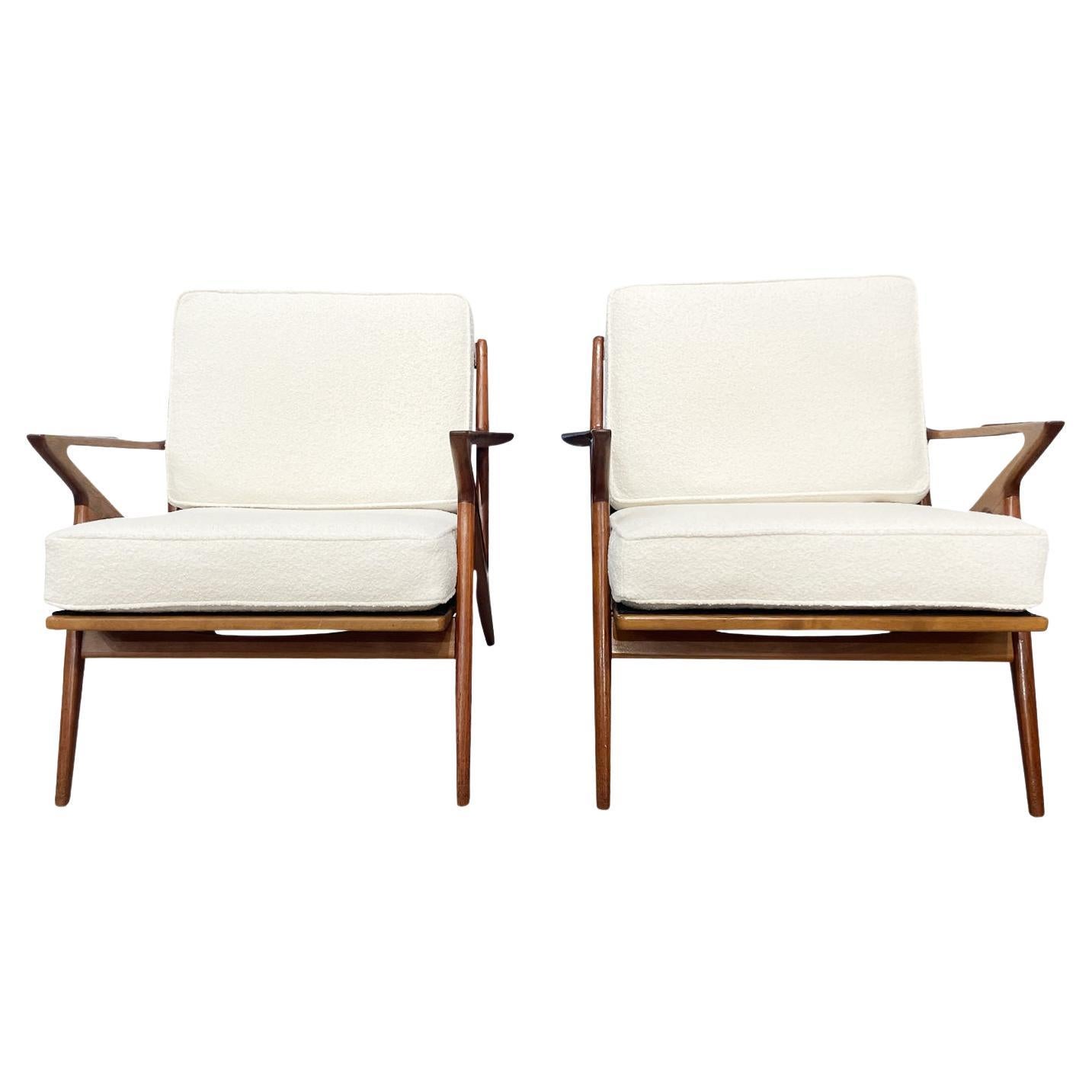 20th Century Light-Brown Danish Pair of Walnut Z Lounge Chairs by Poul Jensen For Sale