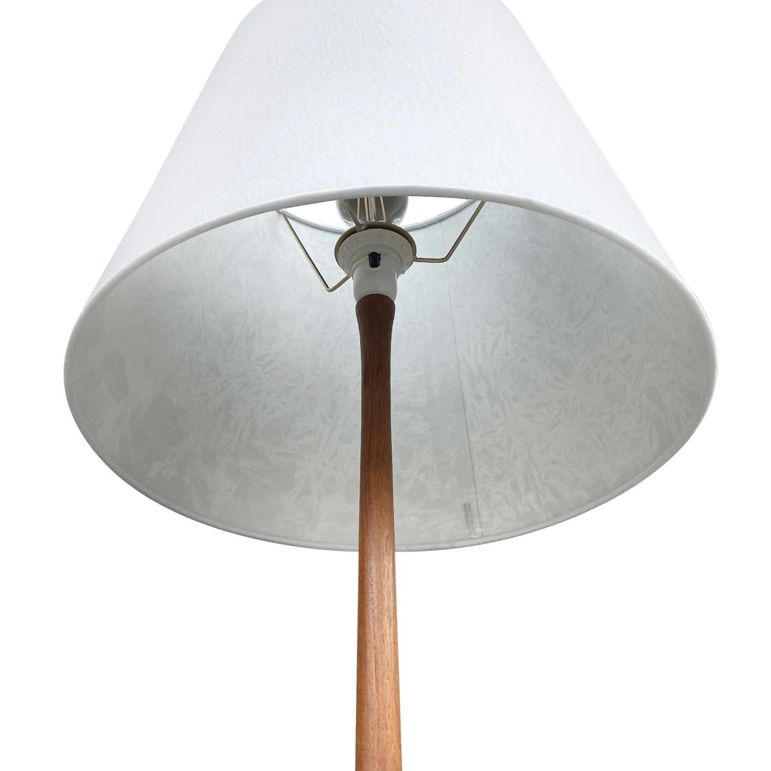 20th Century Danish Modern Teakwood Floor Lamp - Vintage Scandinavian Light In Good Condition For Sale In West Palm Beach, FL