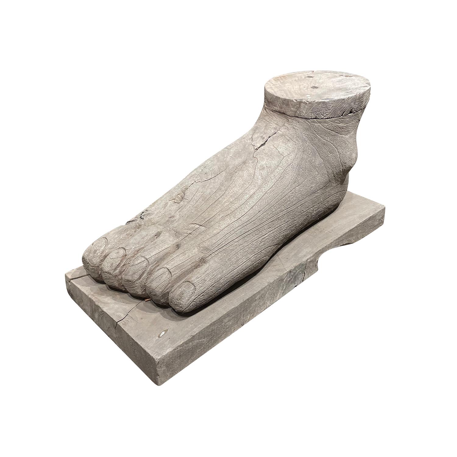 Blanchi Sculpture de pied en noyer blanchi du 20ème siècle italien - Vintage Décor en vente
