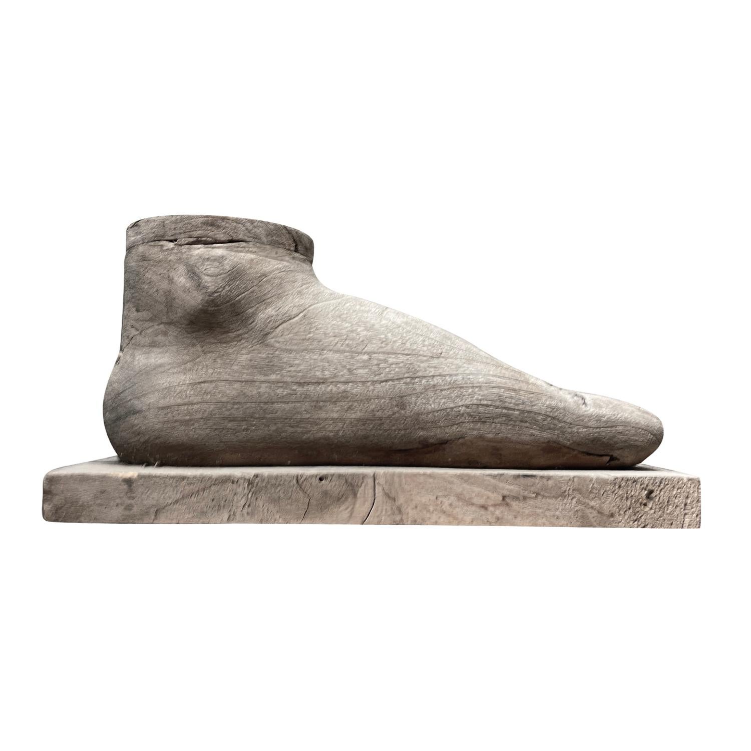 20th Century Italian Mid-Century Bleached Walnut Foot Sculpture - Vintage Décor For Sale 2