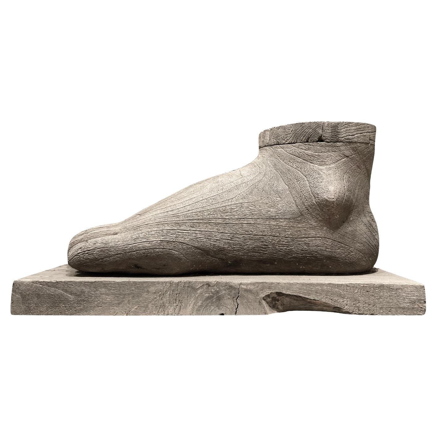 20th Century Italian Mid-Century Bleached Walnut Foot Sculpture - Vintage Décor