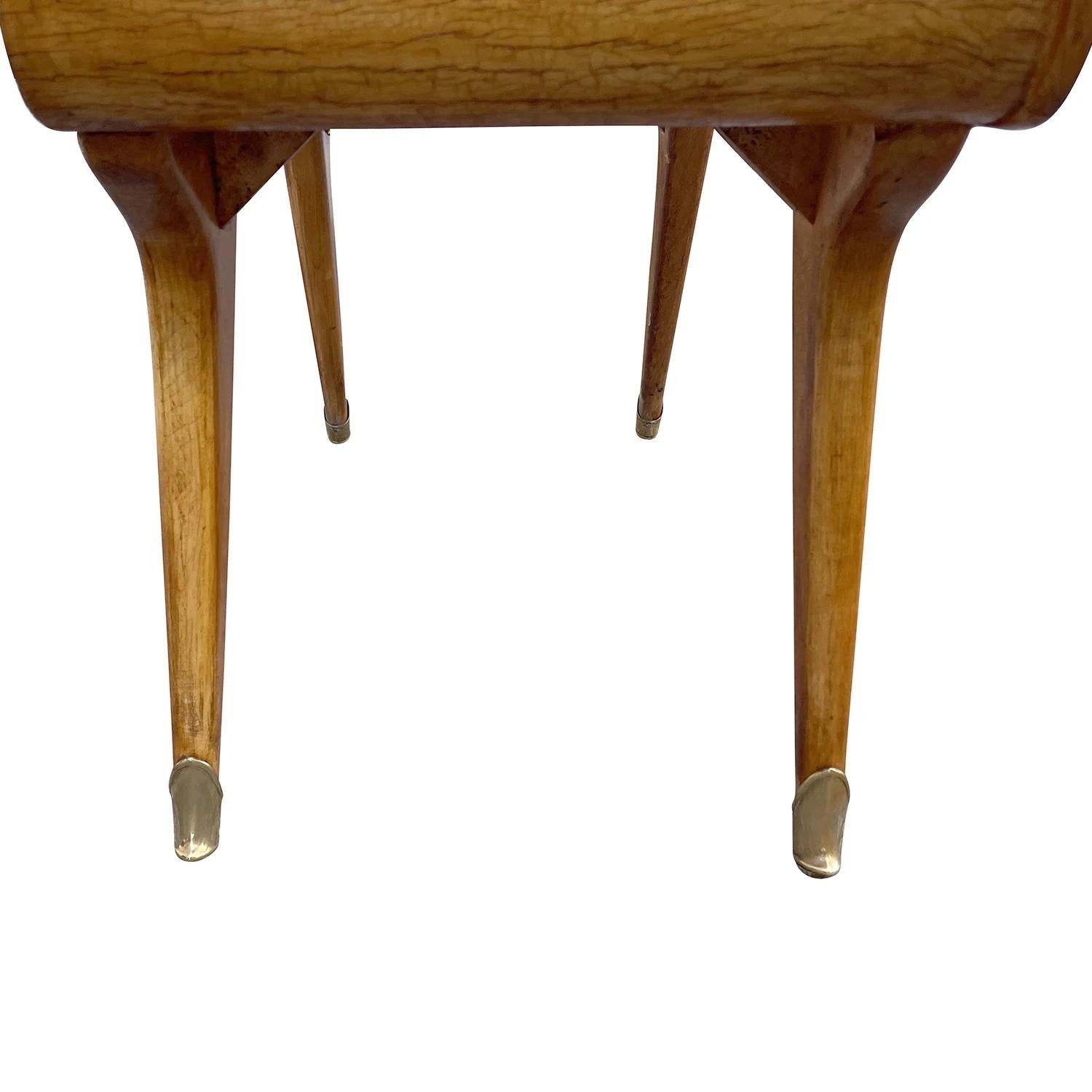 20e siècle Paire de tables de nuit italiennes en bois d'érable du milieu du siècle par Paolo Buffa en vente 7
