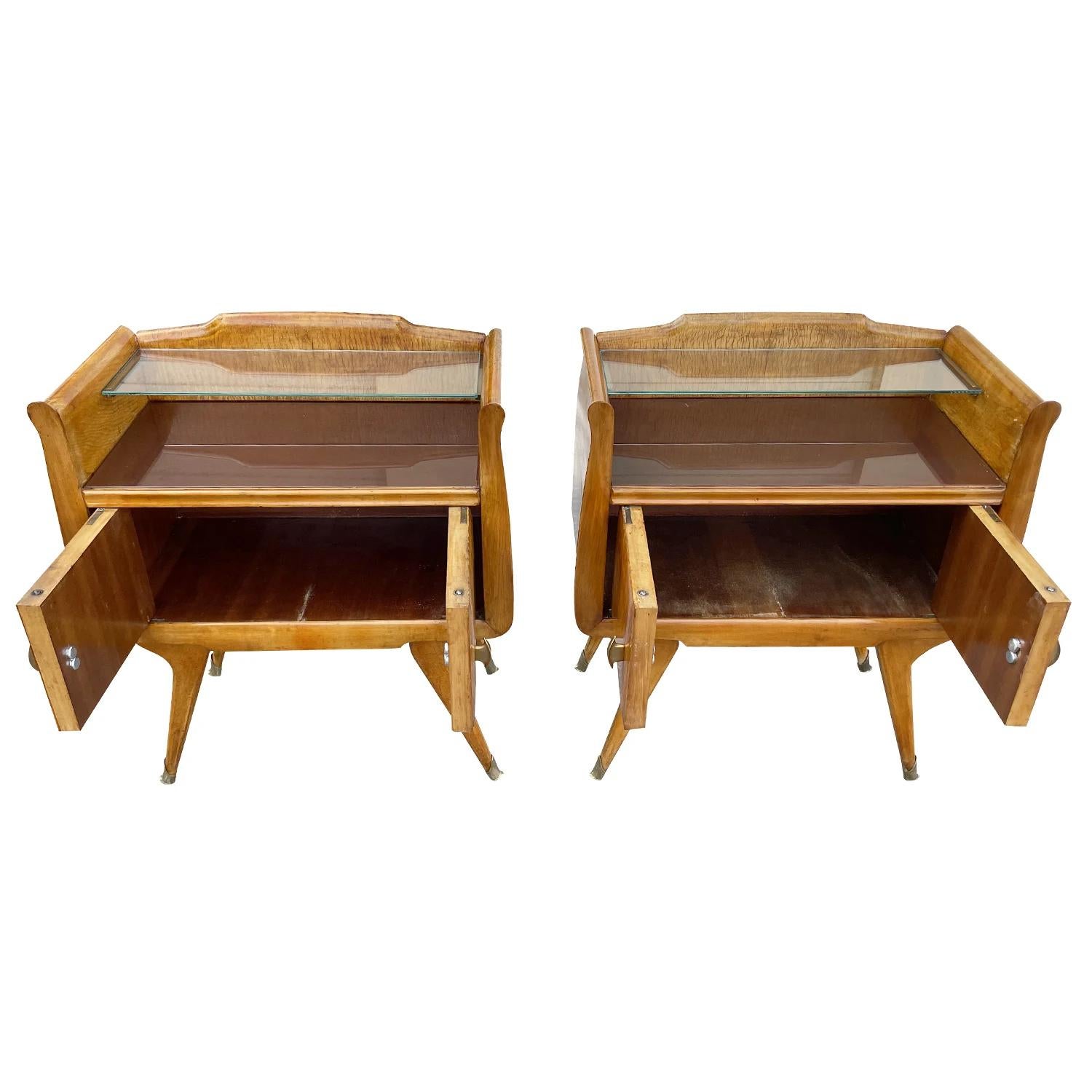 20e siècle Paire de tables de nuit italiennes en bois d'érable du milieu du siècle par Paolo Buffa en vente 1