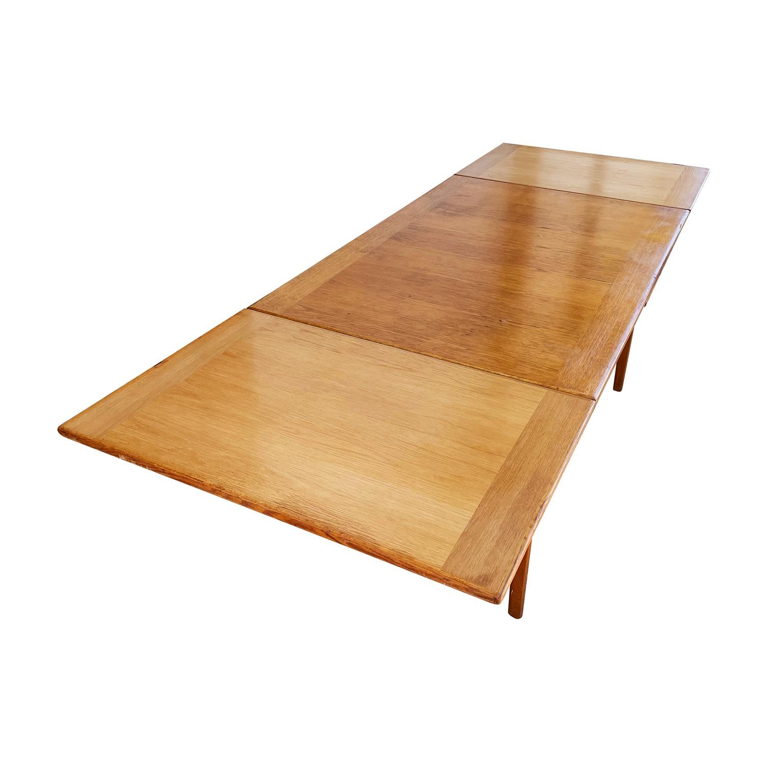 Sculpté à la main 20e siècle Table de salle à manger extensible en noyer de Carl Malmsten, Suède en vente