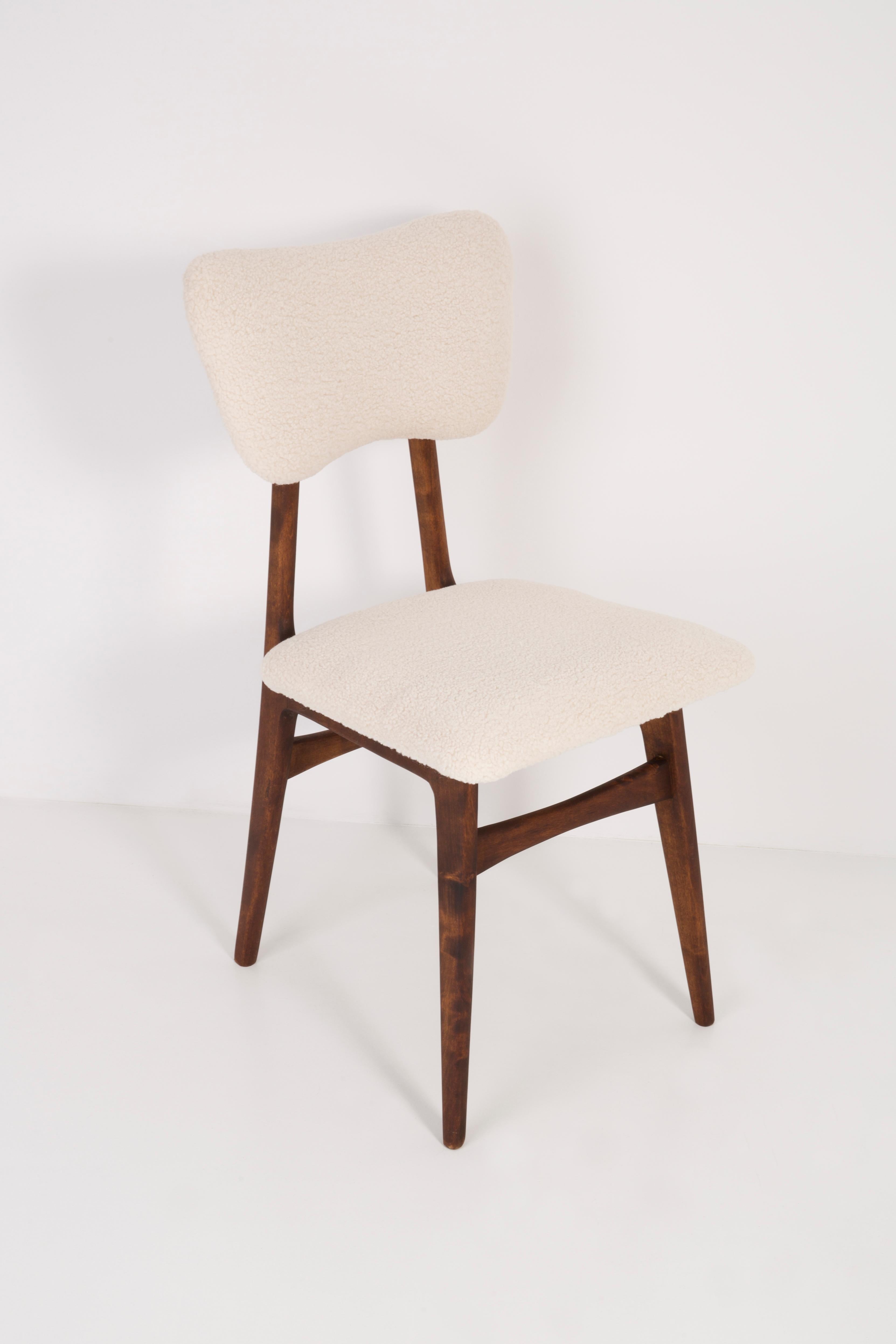 Chaise conçue par le professeur Rajmund Halas. Fabriqué en bois de hêtre. Le fauteuil a subi une rénovation complète de la tapisserie et les boiseries ont été rafraîchies. L'assise et le dossier sont habillés de tissu bouclé crème, durable et