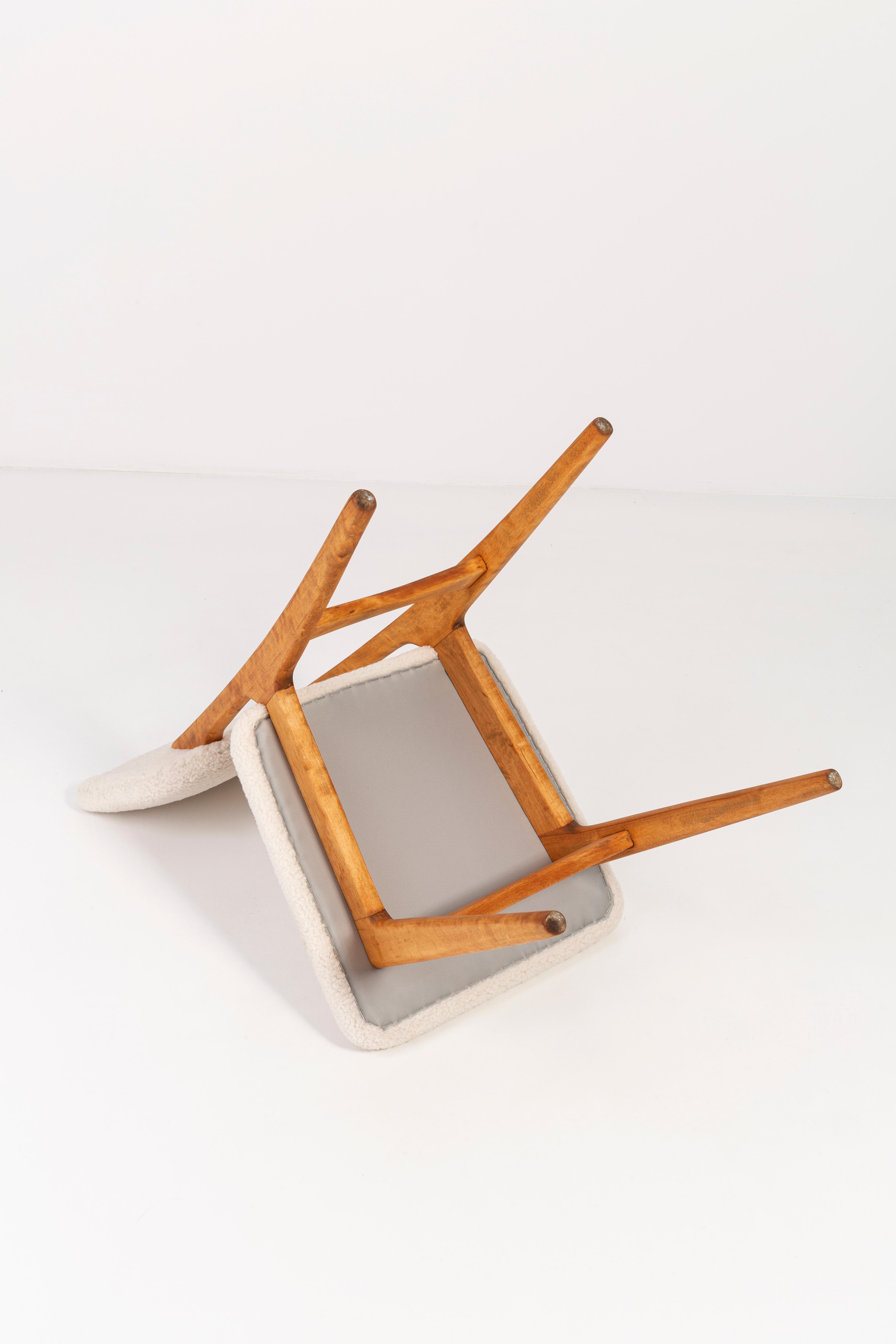 Chaise conçue par le professeur Rajmund Halas. Fabriqué en bois de hêtre. Le fauteuil a subi une rénovation complète de la tapisserie et les boiseries ont été rafraîchies. L'assise et le dossier sont habillés d'un tissu bouclé crème, durable et