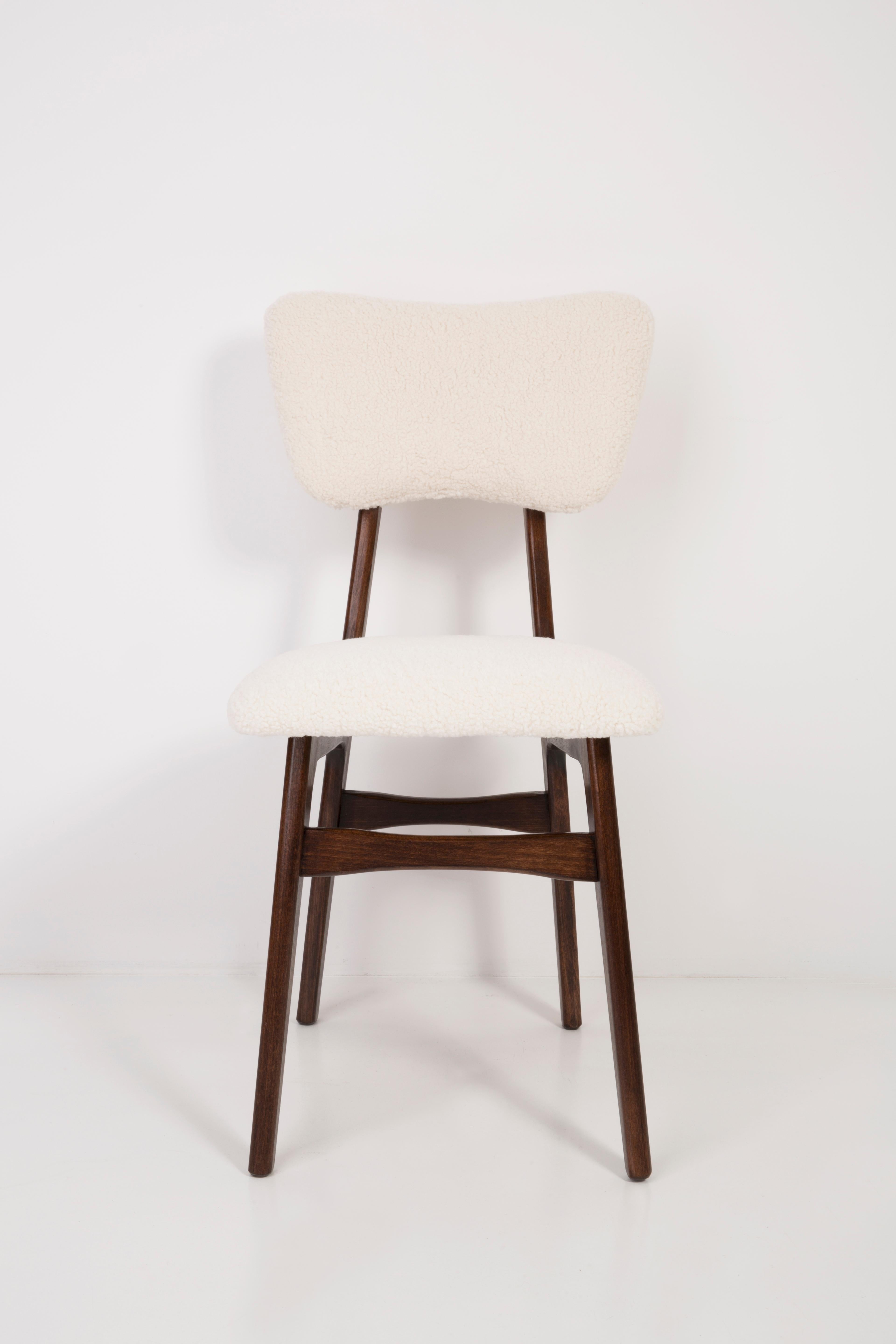 Chaise conçue par le professeur Rajmund Halas. Fabriqué en bois de hêtre. La chaise a fait l'objet d'une rénovation complète de la tapisserie d'ameublement ; les boiseries ont été rafraîchies. L'assise et le dossier sont habillés d'un tissu bouclé