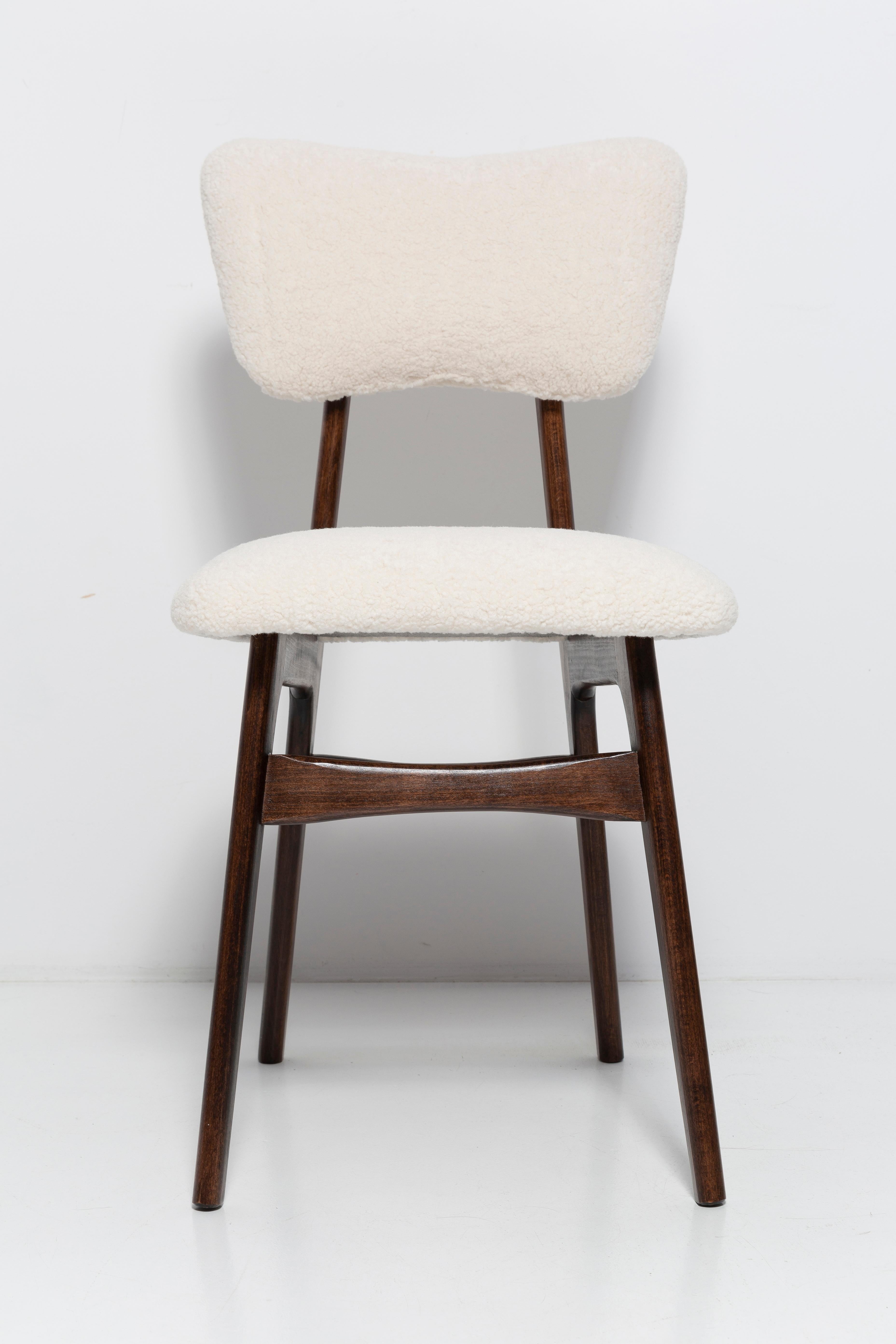 20th Century Light Crème Boucle Walnut Wood Butterfly Chair, Europe, 1960. For Sale 4