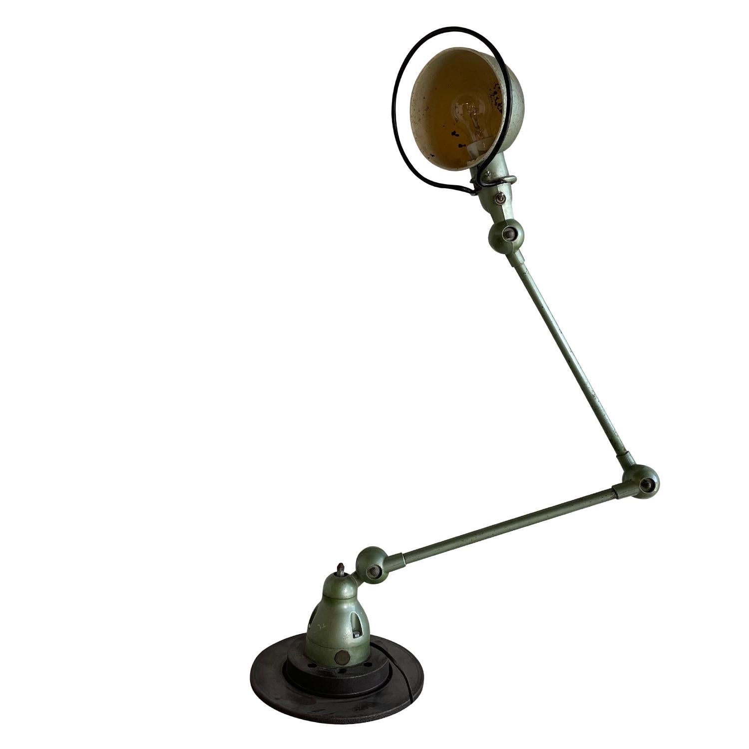 Mid-Century Modern Lampe de bureau française Jielde en métal vert clair du 20ème siècle par Jean Louis Domecq en vente