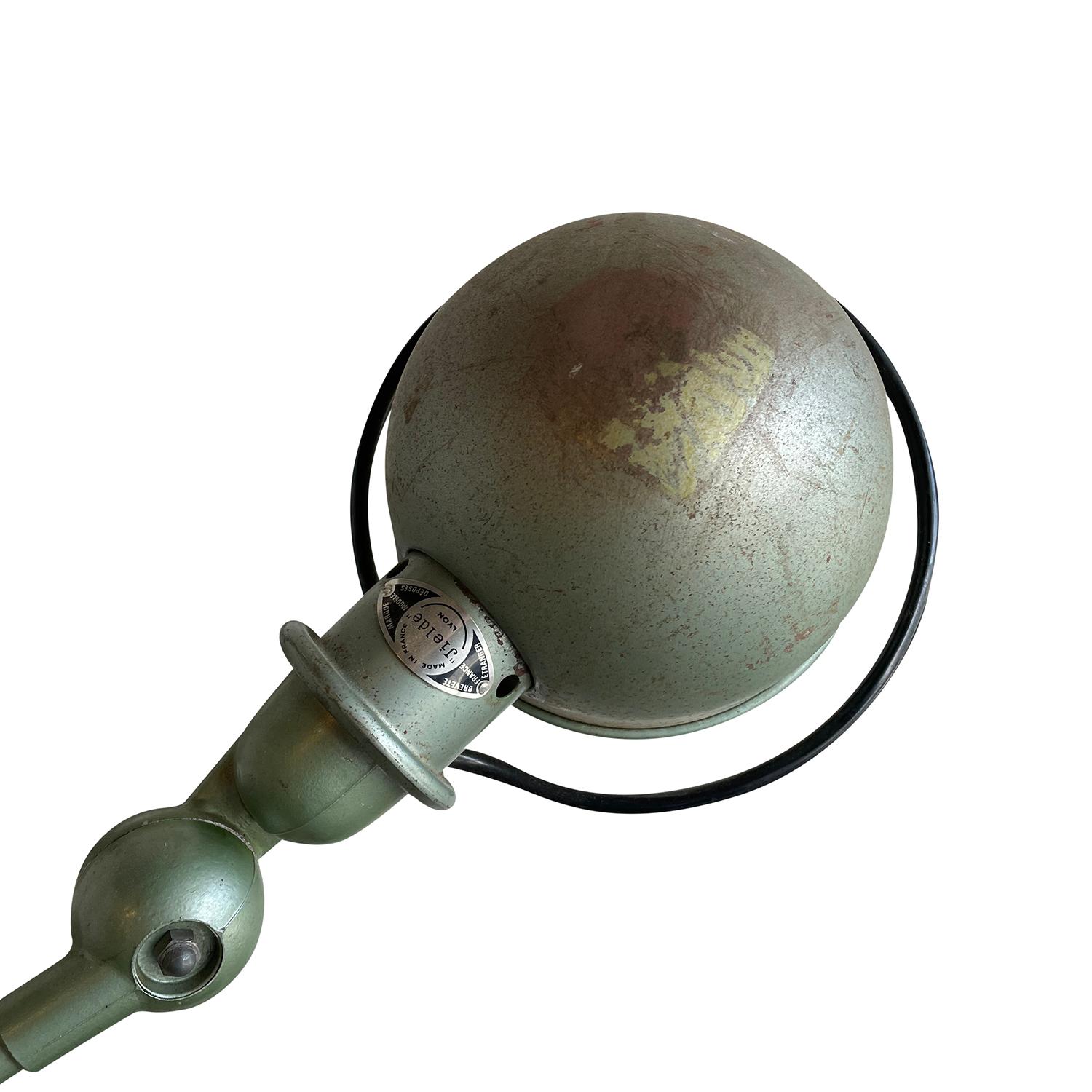 Fait main Lampe de bureau française Jielde en métal vert clair du 20ème siècle par Jean Louis Domecq en vente
