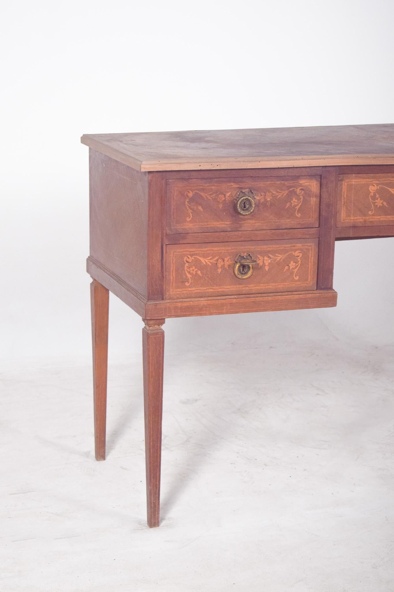 Late Victorian 20th Century Light Wood Dressing Table with Marquetry. For Sale