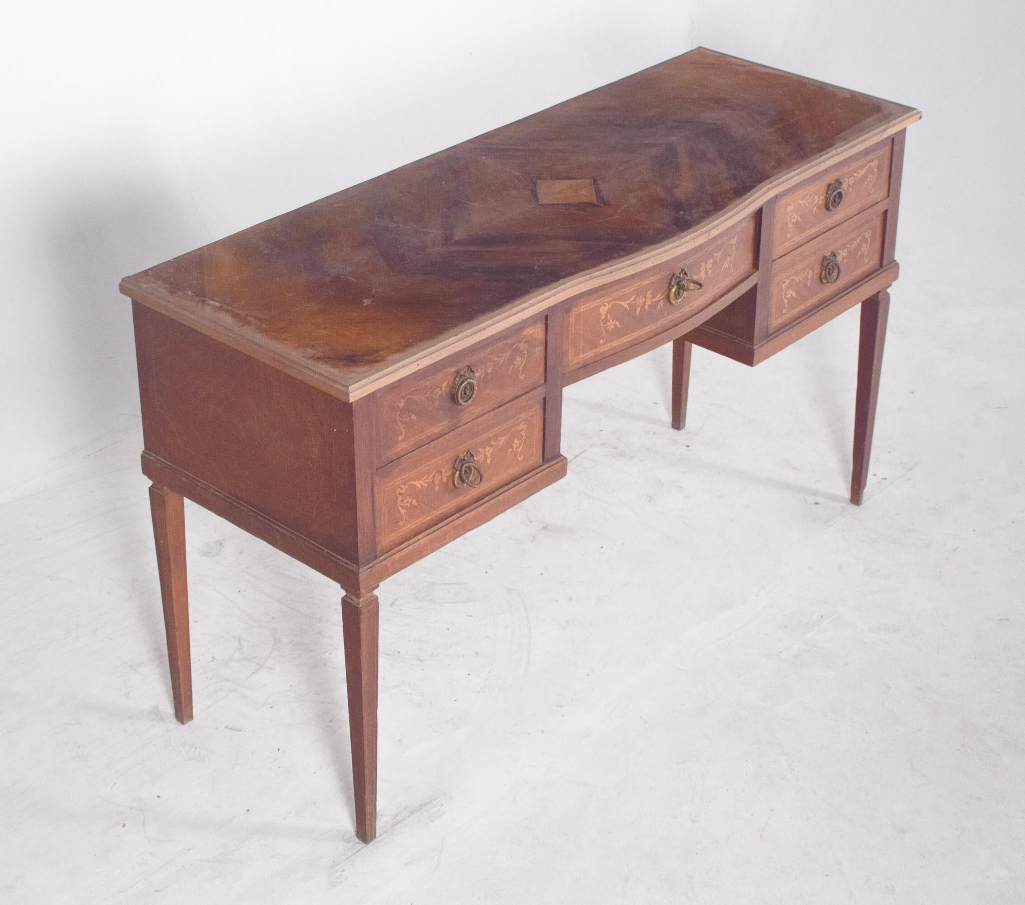 20th Century Light Wood Dressing Table with Marquetry. For Sale 2