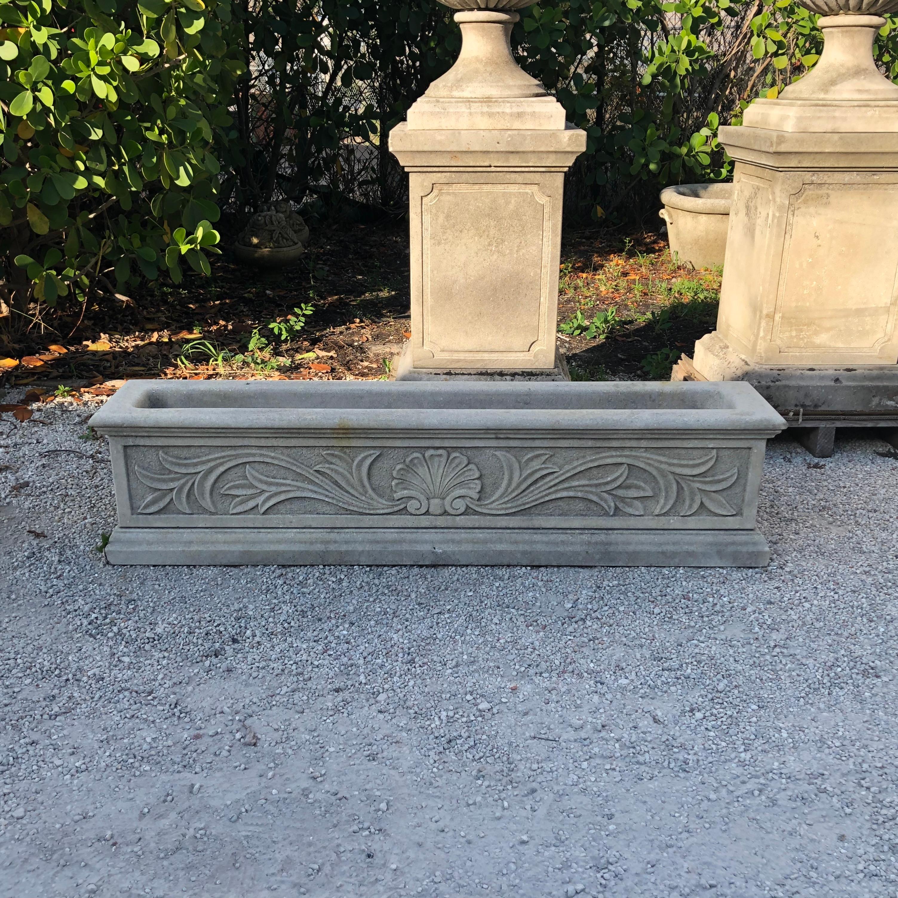 Vaso da giardino in stile rinascimentale italiano in pietra calcarea intagliata a mano con conchiglia centrale e volute su entrambi i lati. Ha un bordo superiore pesante e smussi sul fondo. Lievi sbiadimenti e graffi dovuti all'età. Circa 1920