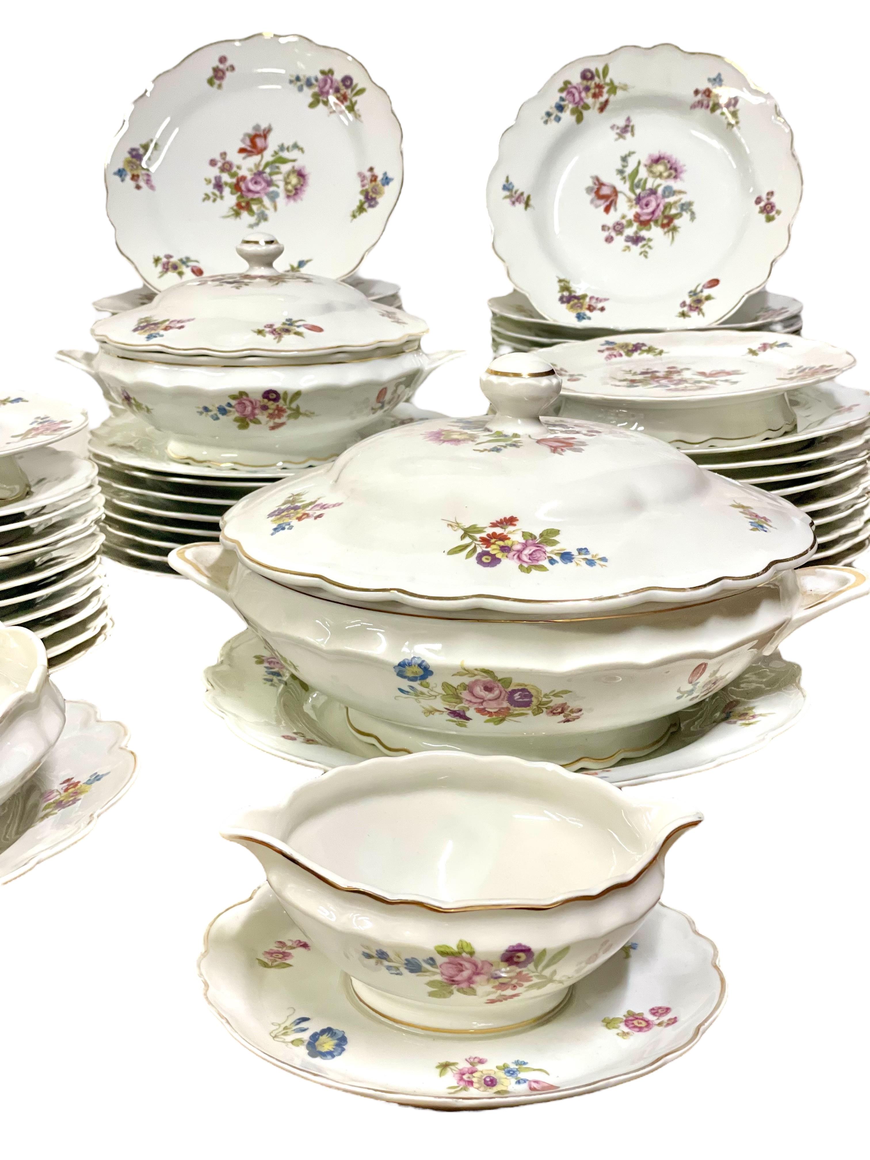 Questo squisito set di piatti in porcellana di Limoges da 63 pezzi incarna l'eleganza e la maestria sinonimo della rinomata tradizione francese della porcellana. Realizzato a Limoges, questo set presenta un delicato motivo floreale, con bouquet