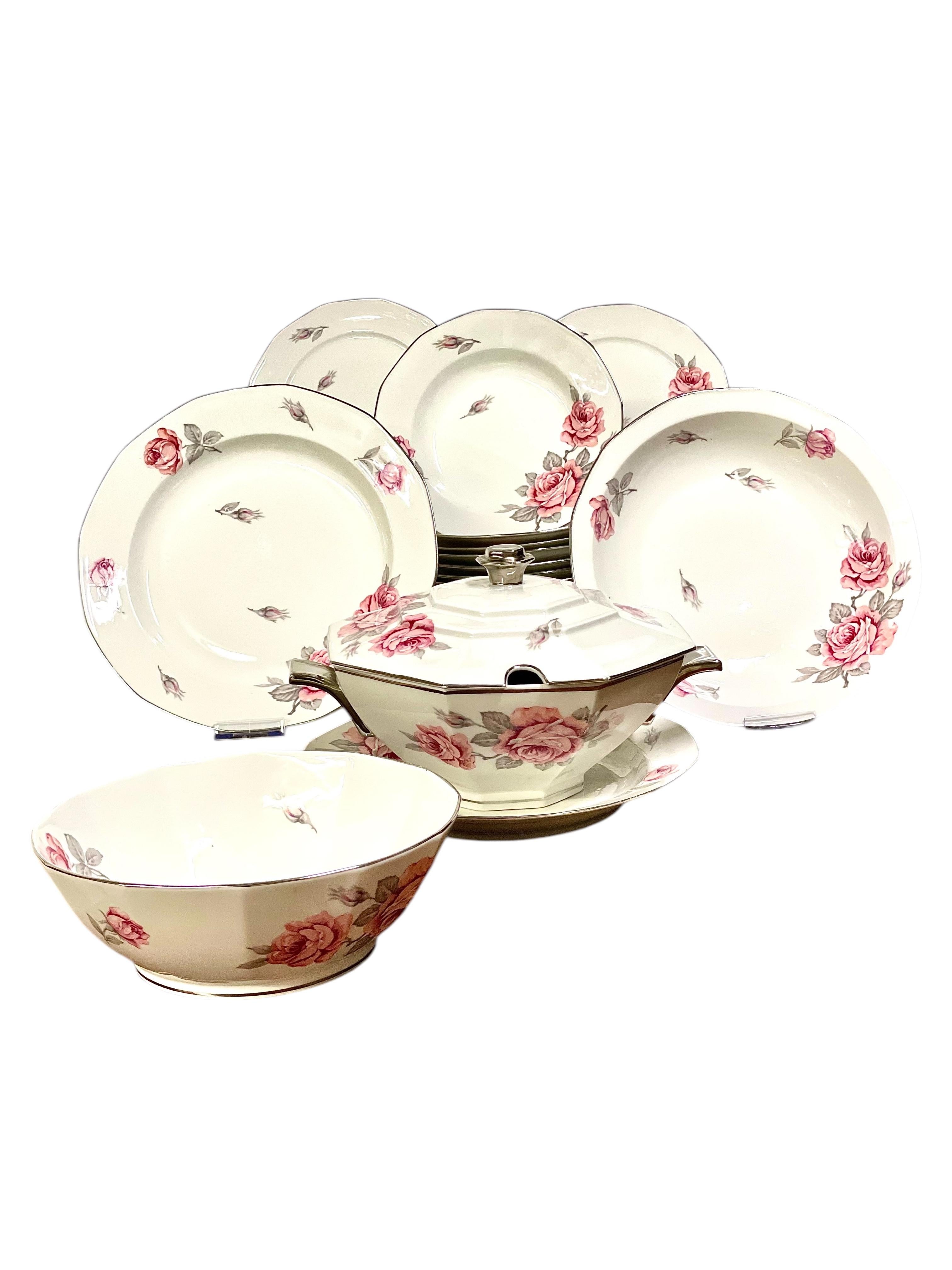 Service de table de Limoges du 20ème siècle pour 12 personnes avec motif de roses en vente 3